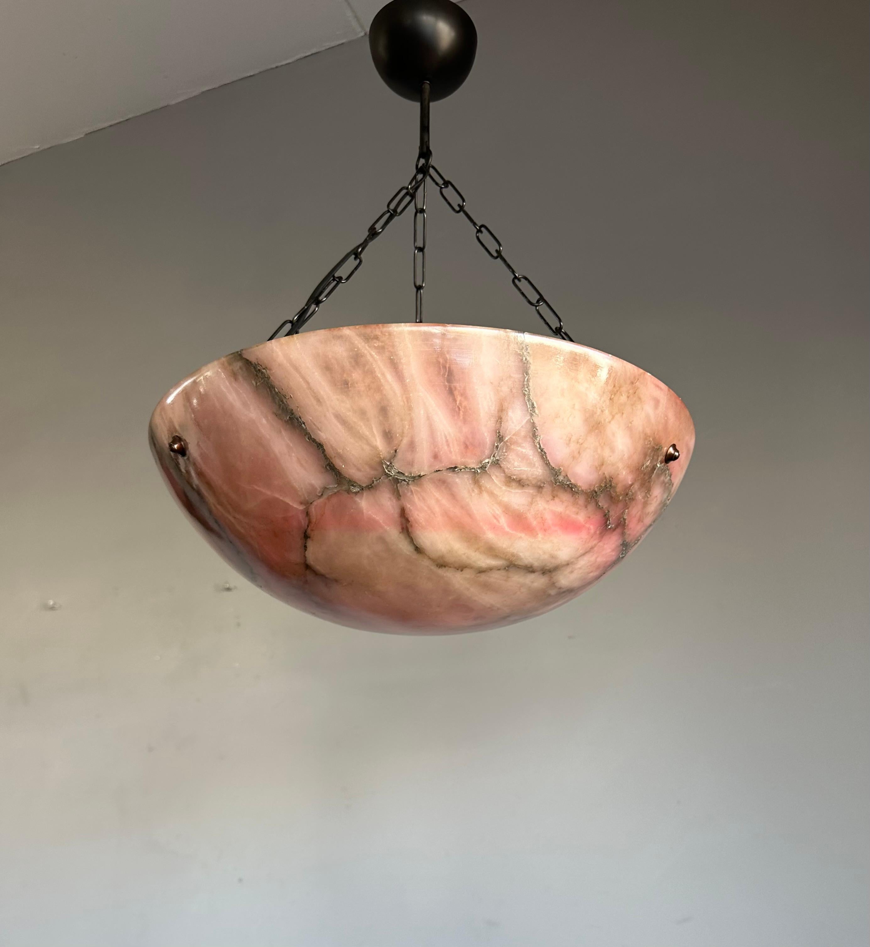 Grand lustre à dôme en albâtre sculpté à la main, design Timeless, années 1910 en vente 2