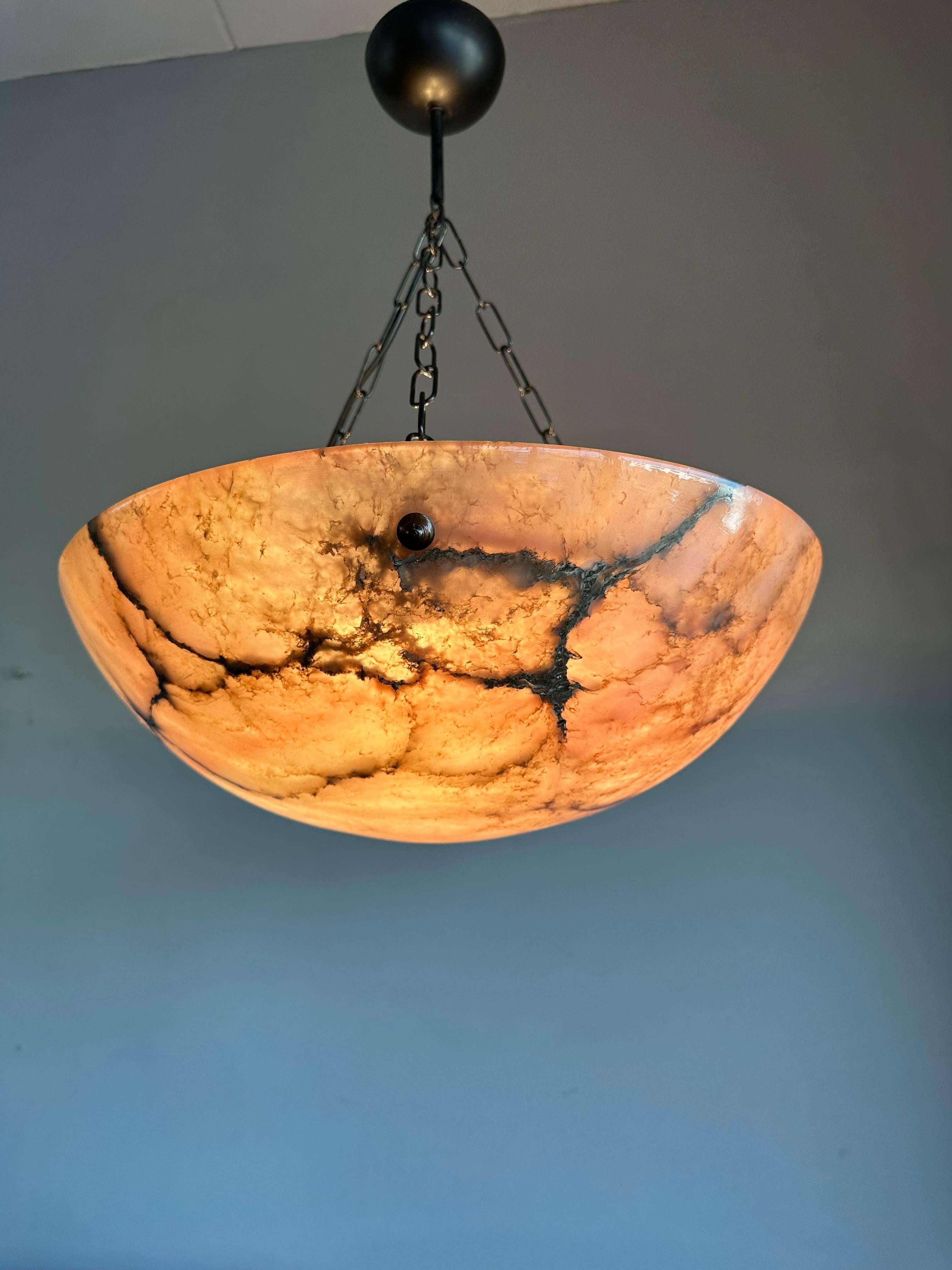 Grand lustre à dôme en albâtre sculpté à la main, design Timeless, années 1910 en vente 9
