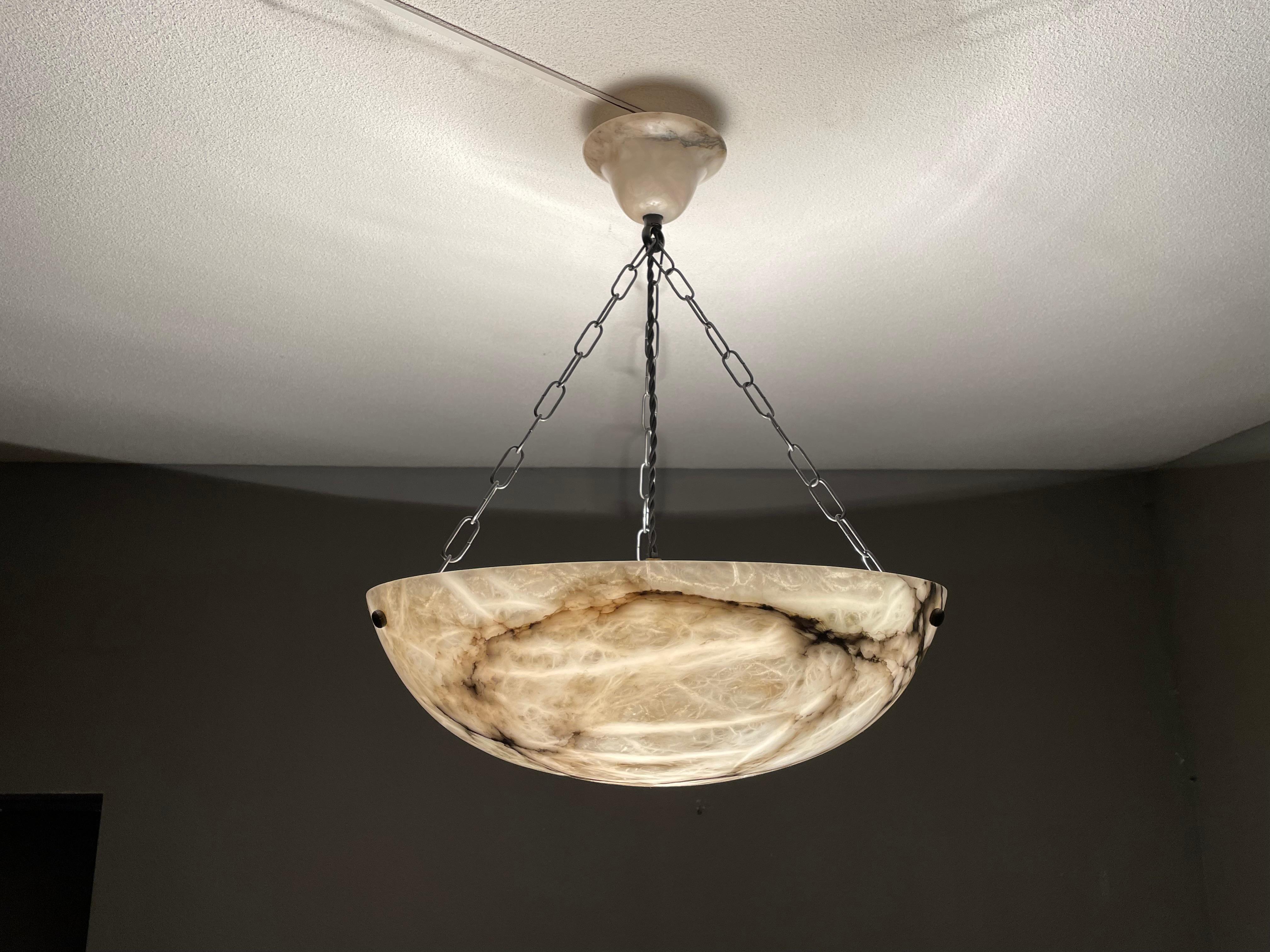 Superb condition marble-like chandelier with a stunning and great size alabaster mineral stone shade.

Thanks to its large size, its deep bowl shape and timeless design this alabaster chandelier is bound to light up both your days and evenings. It
