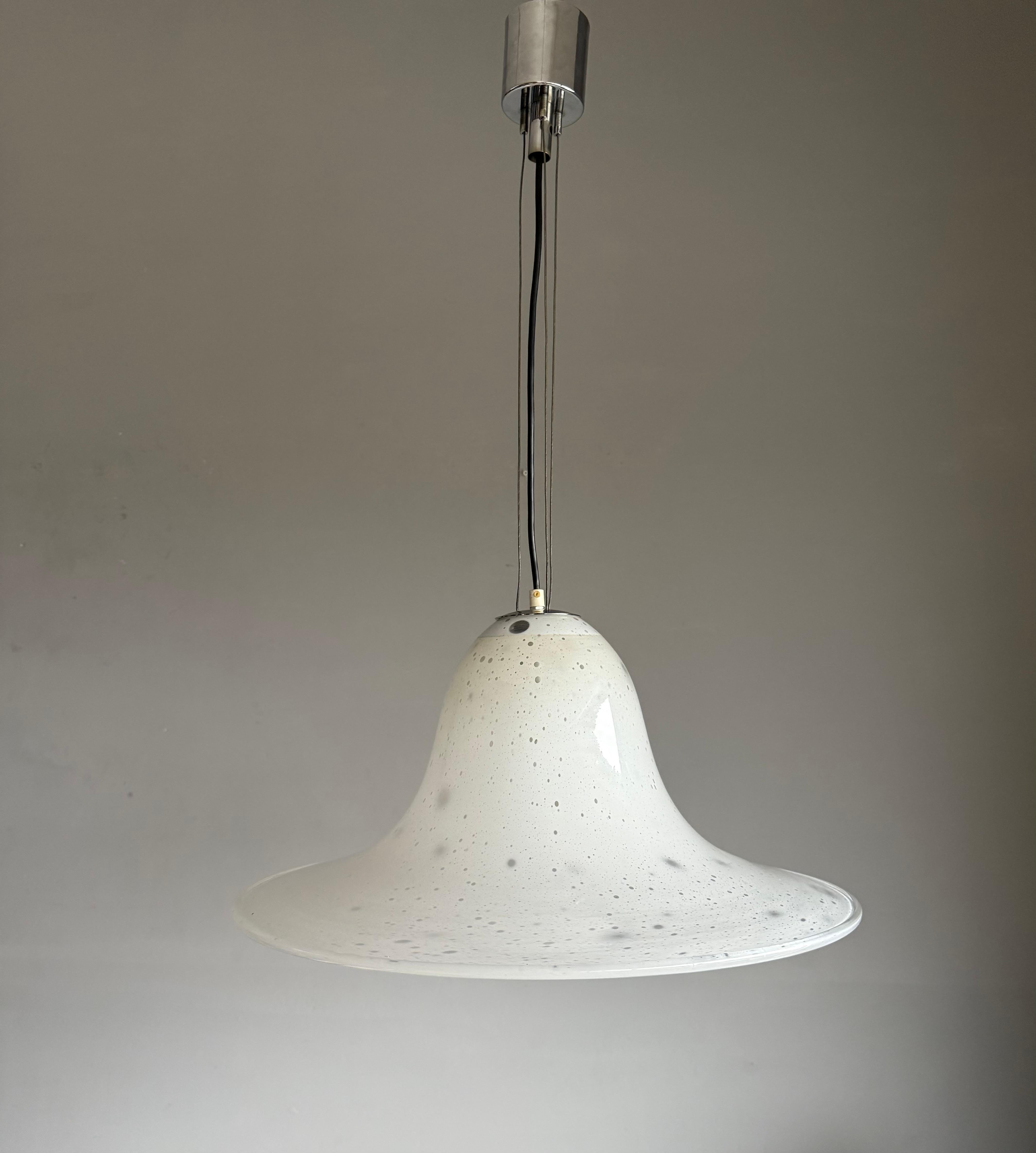 Magnifique lustre du milieu du siècle signé par Alfredo Barbini, avec abat-jour en verre, en parfait état.

Si vous êtes à la recherche d'un luminaire rare et élégant du milieu du XXe siècle pour embellir votre maison, cette lampe italienne