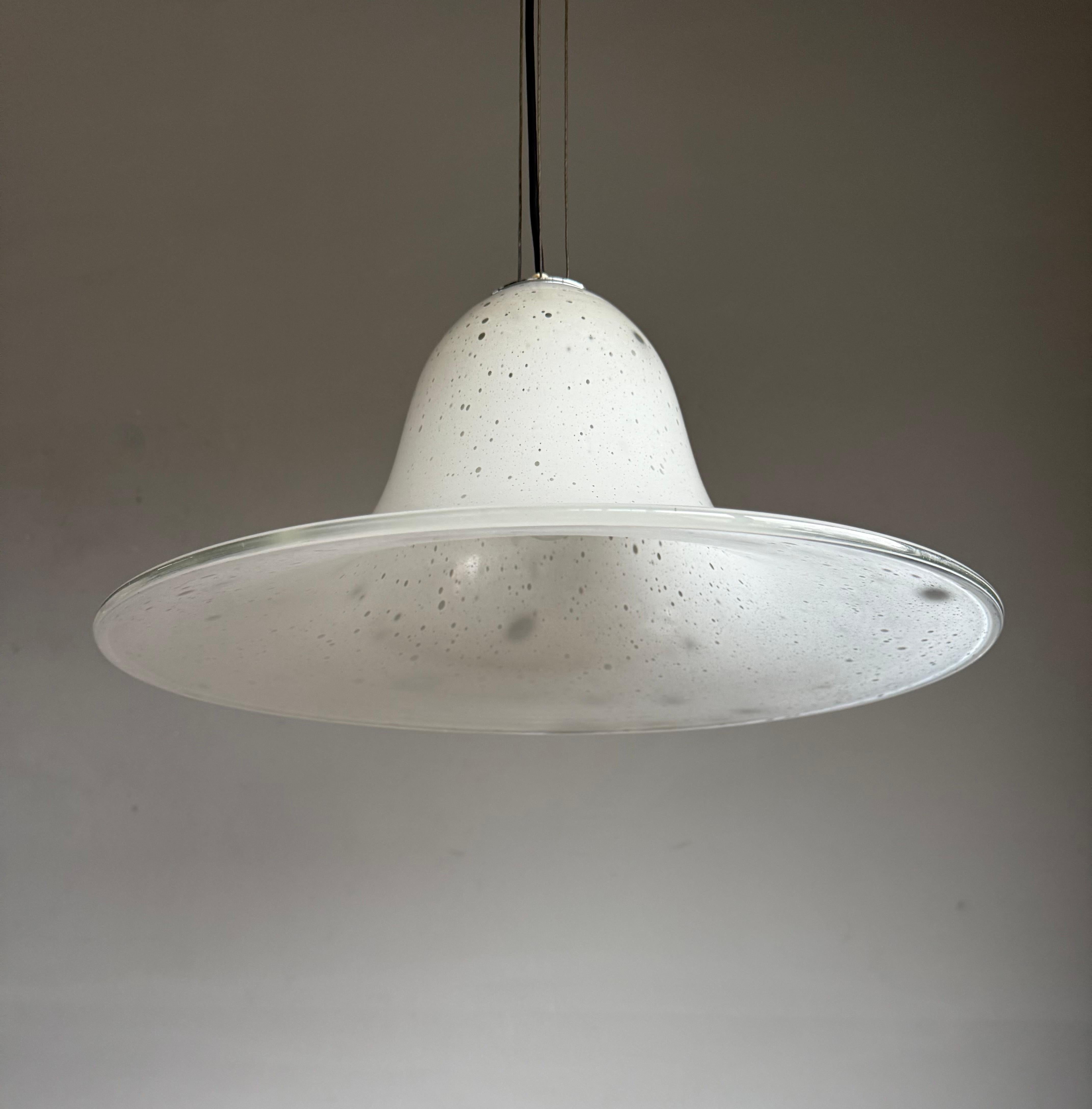 Mid-Century Modern Timeless Venetian Murano Pendant Light,  Verre soufflé à la bouche avec points de Barbini en vente