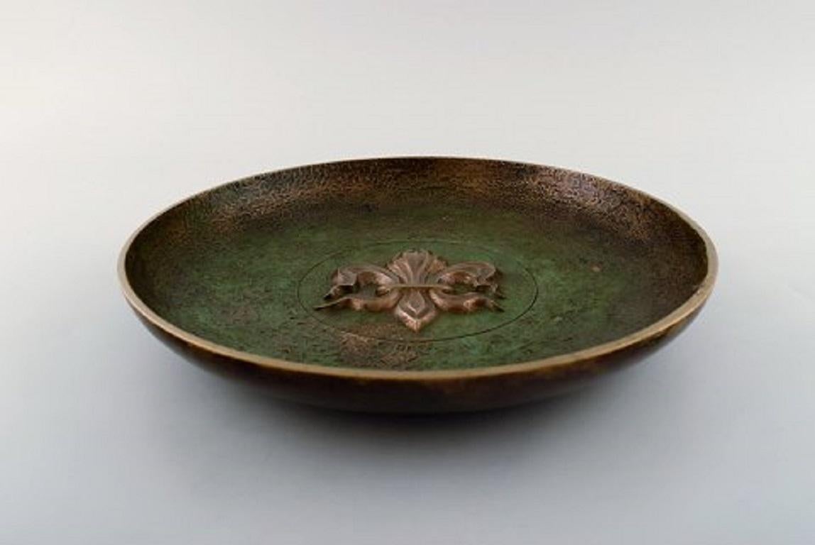 Large Tinos art deco dish in bronze.
Denmark, 1940s.
Stamped.
In very good condition.
Measures: 27 x 4 cm.