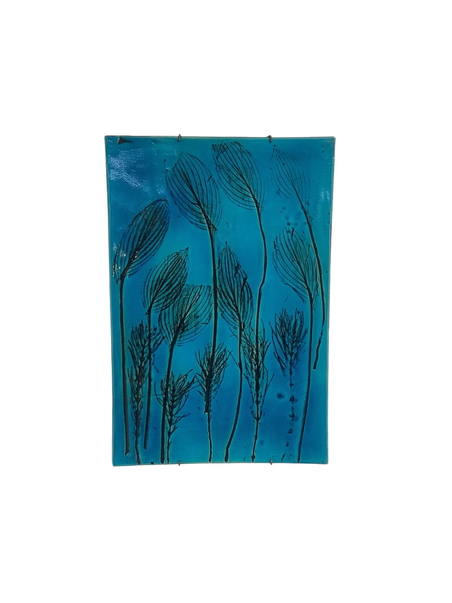 El motivo de este relieve está tomado de la naturaleza, como suele ocurrir con los objetos de diseño finlandés. Diseñado por Toini Muona, una de las ceramistas más influyentes y apreciadas de su época en Finlandia. La era postmoderna en Finlandia