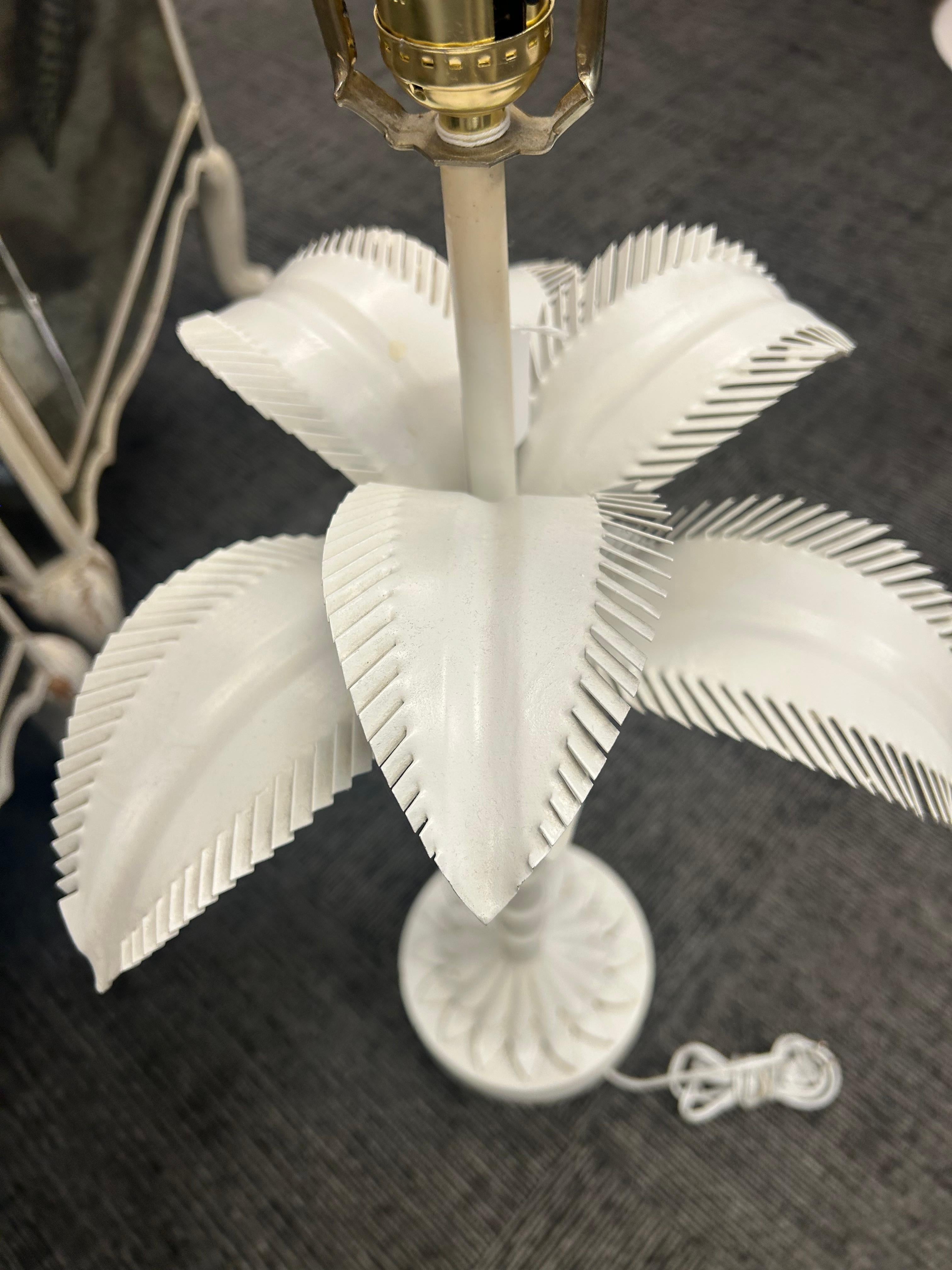 Large tole white palm tree lamp circa 1970s In Good Condition For Sale In West Palm Beach, FL