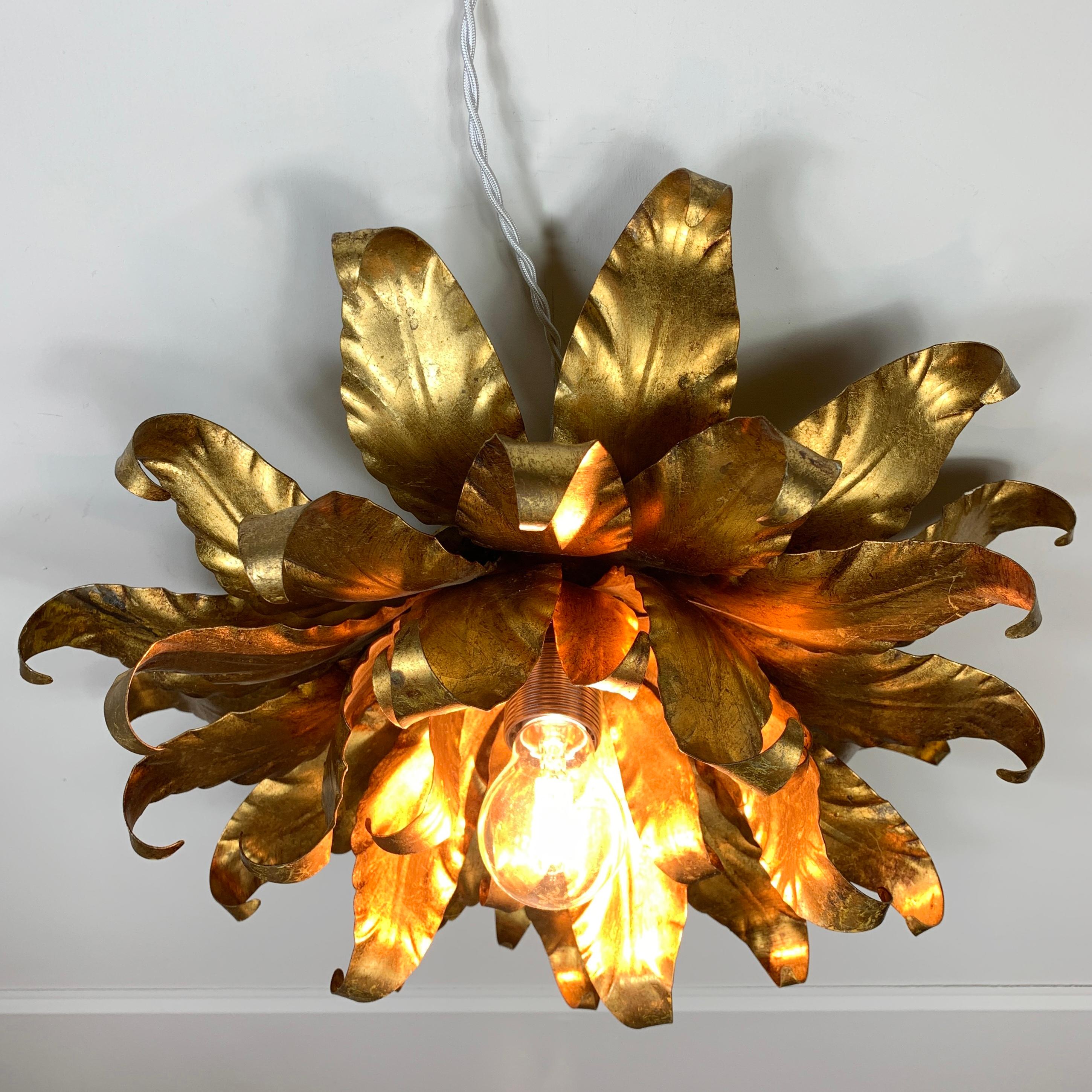 Grande lampe italienne à fleurs en tôle dorée, années 1960 en vente 2