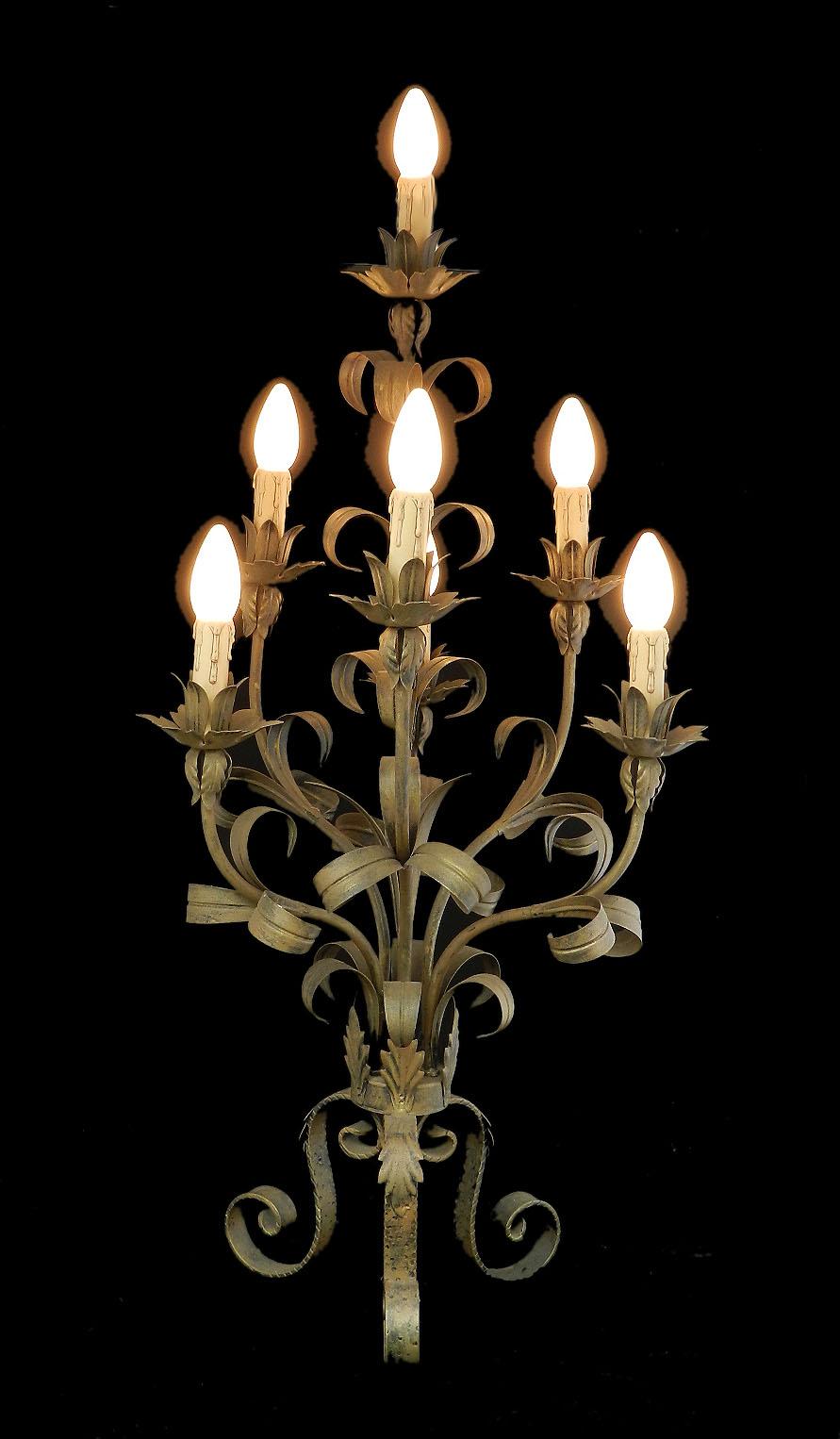 Floral toleware table lamp French vintage circa 1970
7 light branches
Tole gilt metal with original patinated old gold finish
Superb when lit
Hollywood Regency 
Solid gilded base 24cms diameter
Very good vintage condition with only minor signs of