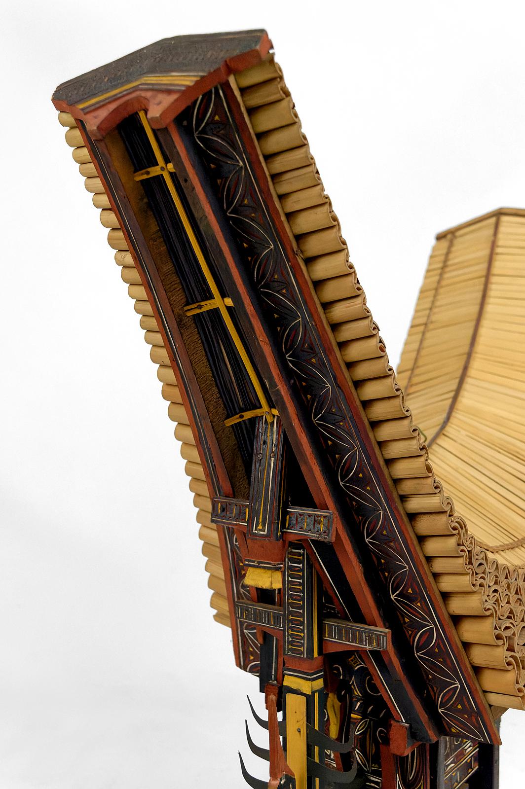 Grand modèle Tongkonan Toraja en bois sculpté et peint, Sulawesi / Indonésie en vente 6