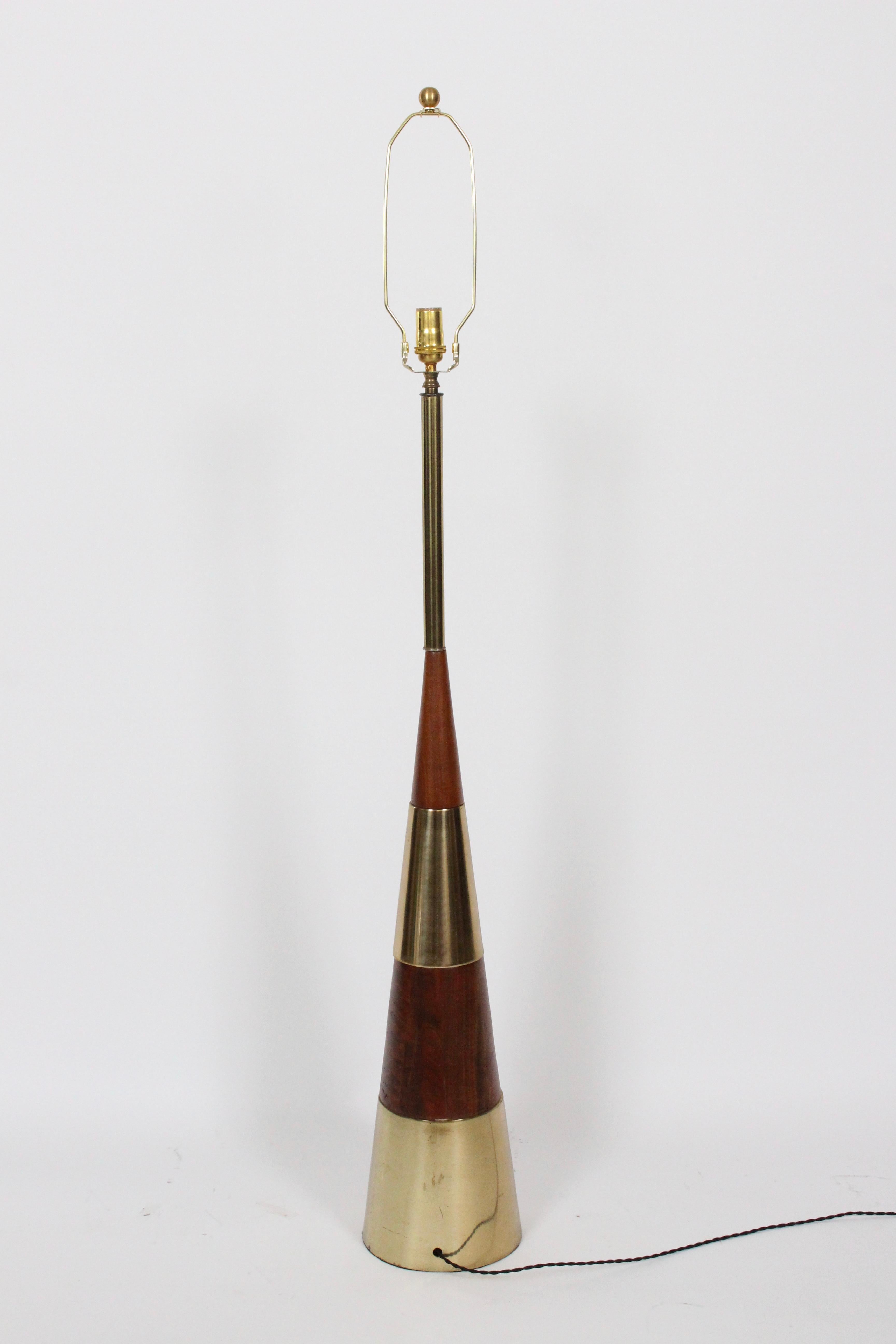 Mid-Century Modern Lampadaire Tony Paul for Westwood Lamps en noyer empilé et laiton suédois en vente