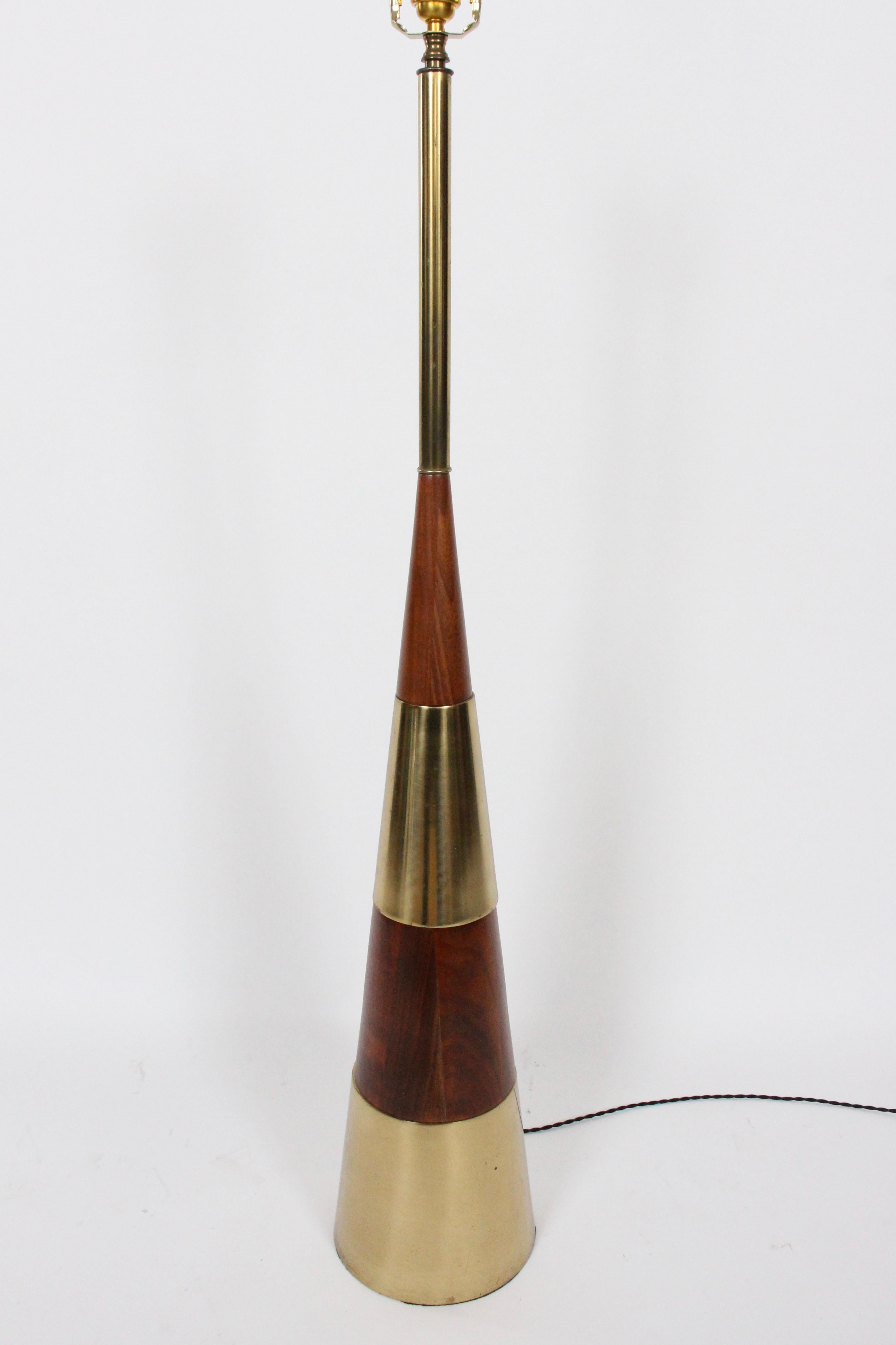 20ième siècle Lampadaire Tony Paul for Westwood Lamps en noyer empilé et laiton suédois en vente