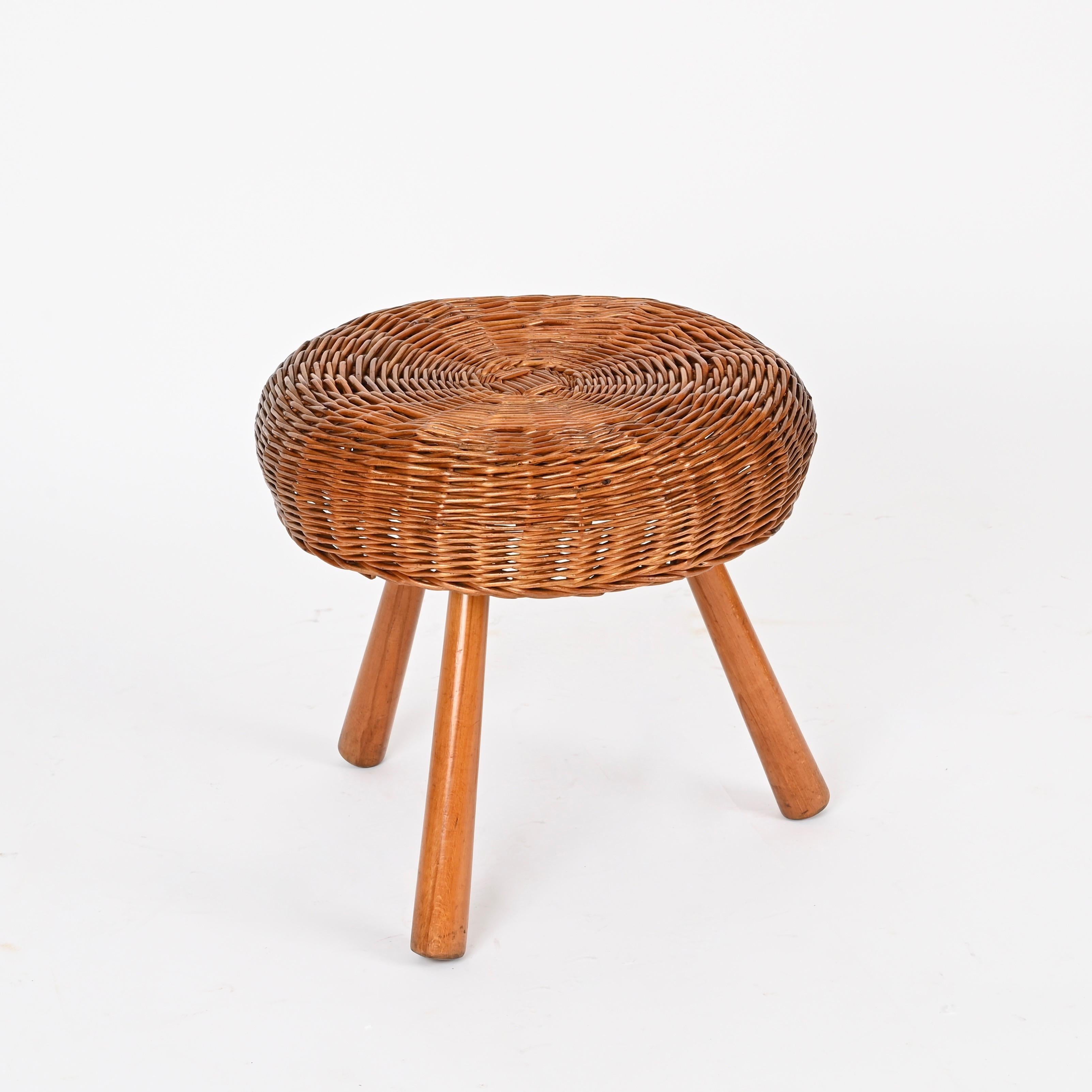 Stunning organic stool or side table fully made in hand-woven wicker and beech wood. This stylish item was designed by Tony Paul and produced in the US during the 50s.

In fabulous condition and with a charming color, fully handmade with perfect