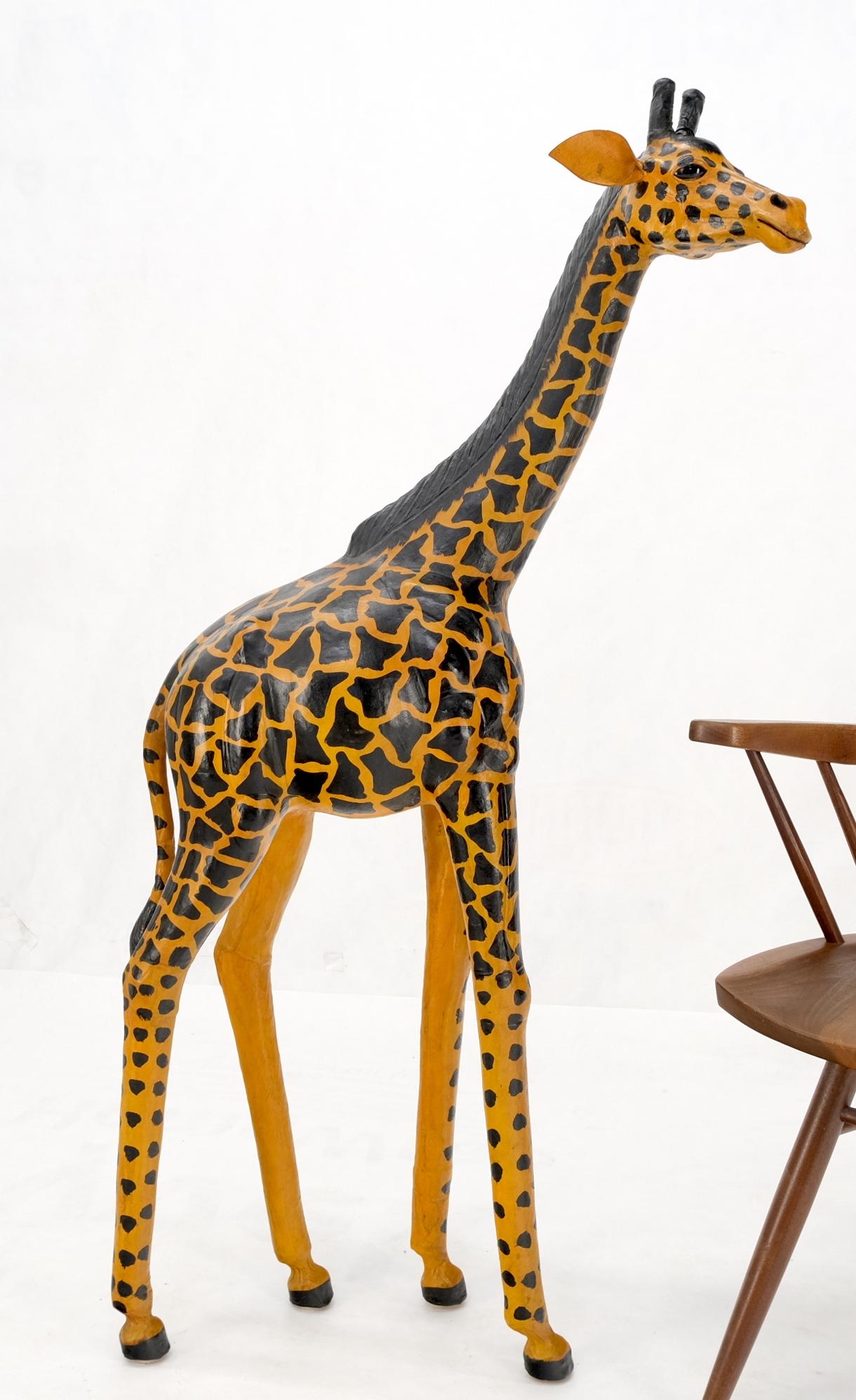 Abercrombie & Fitch Style Sculpture de girafe en cuir estampé.