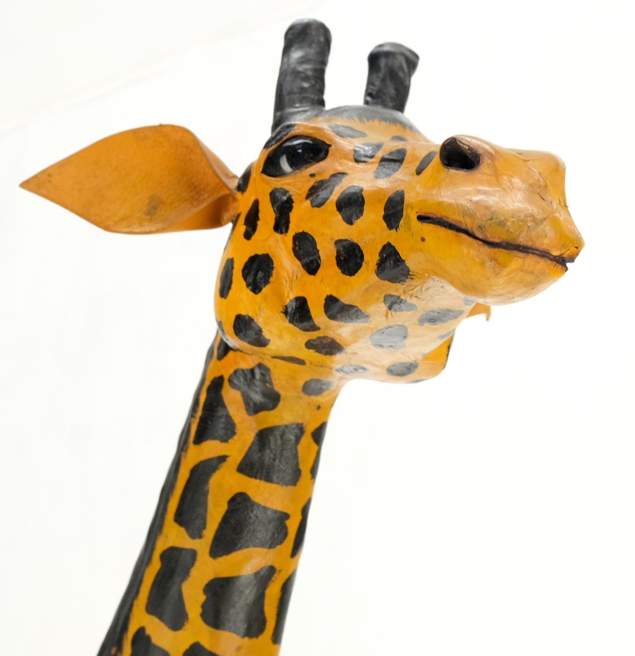 Inconnu Grande sculpture en cuir toilé représentant une girafe en vente