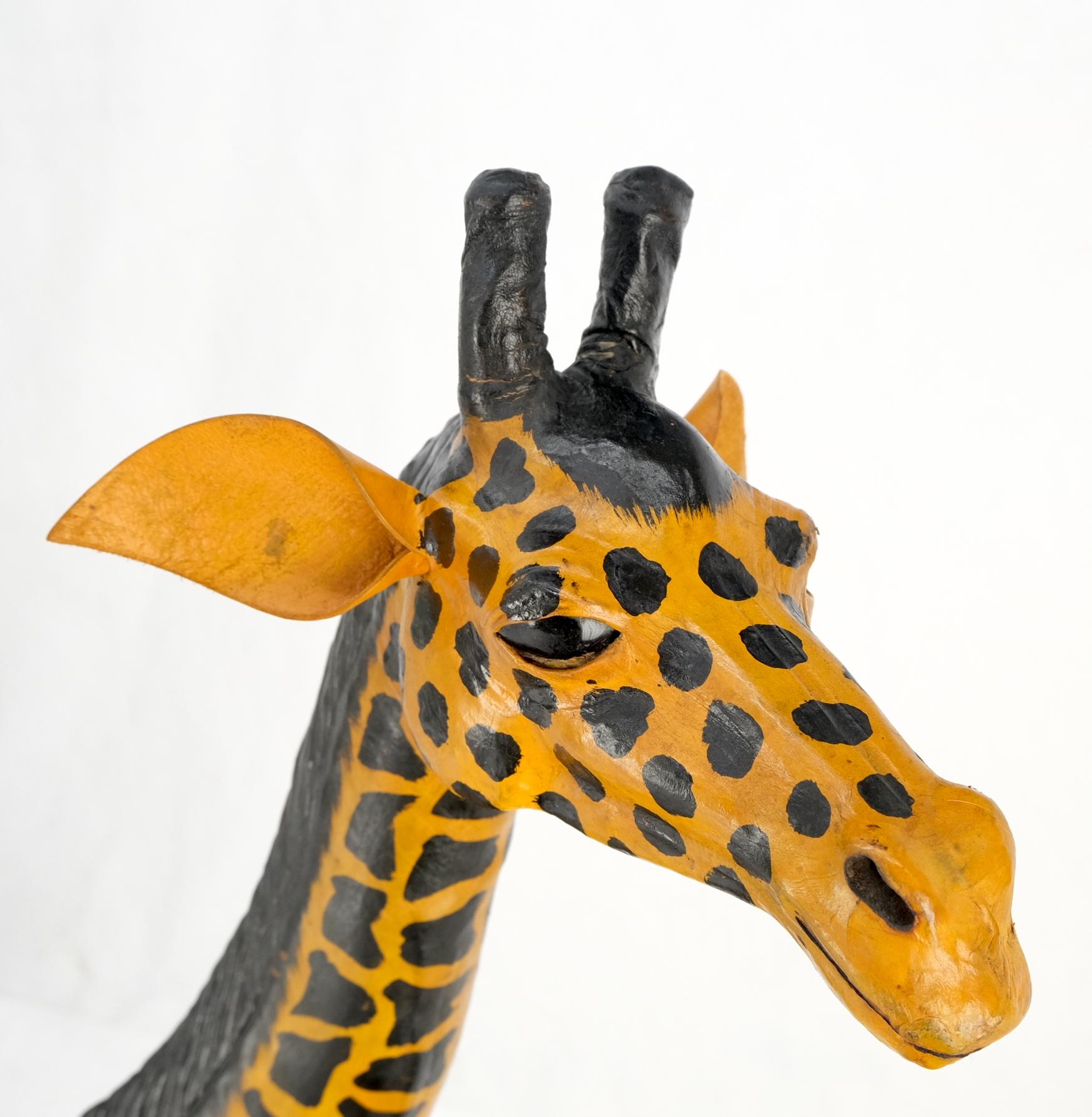 Embossé Grande sculpture en cuir toilé représentant une girafe en vente