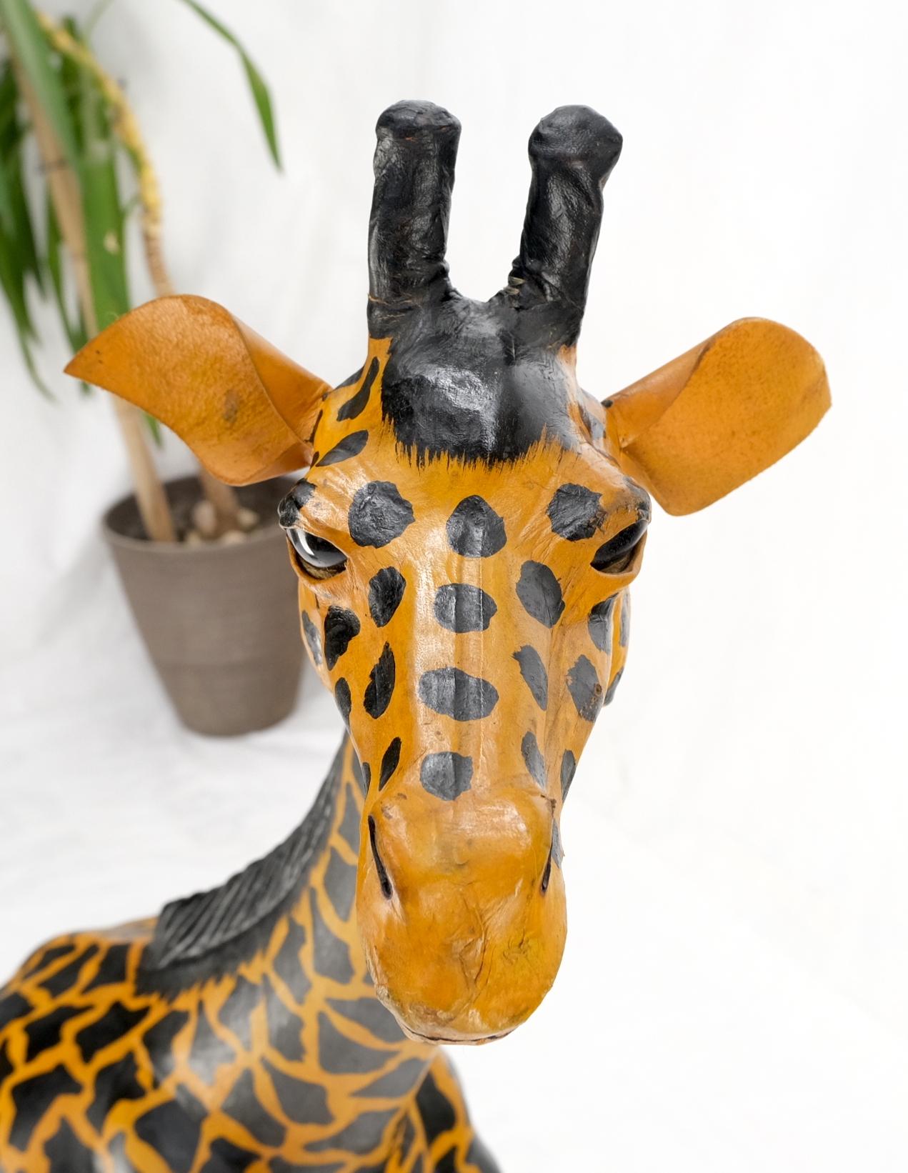 Cuir Grande sculpture en cuir toilé représentant une girafe en vente