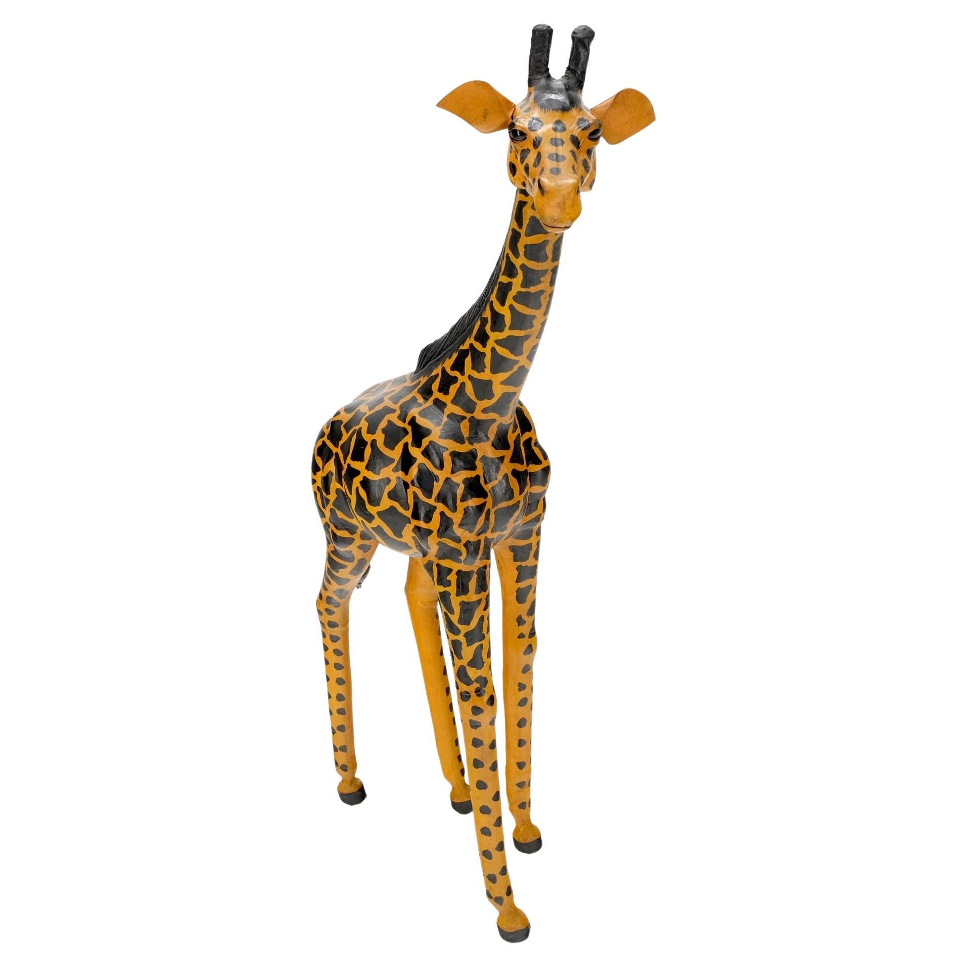 Grande sculpture en cuir toilé représentant une girafe en vente