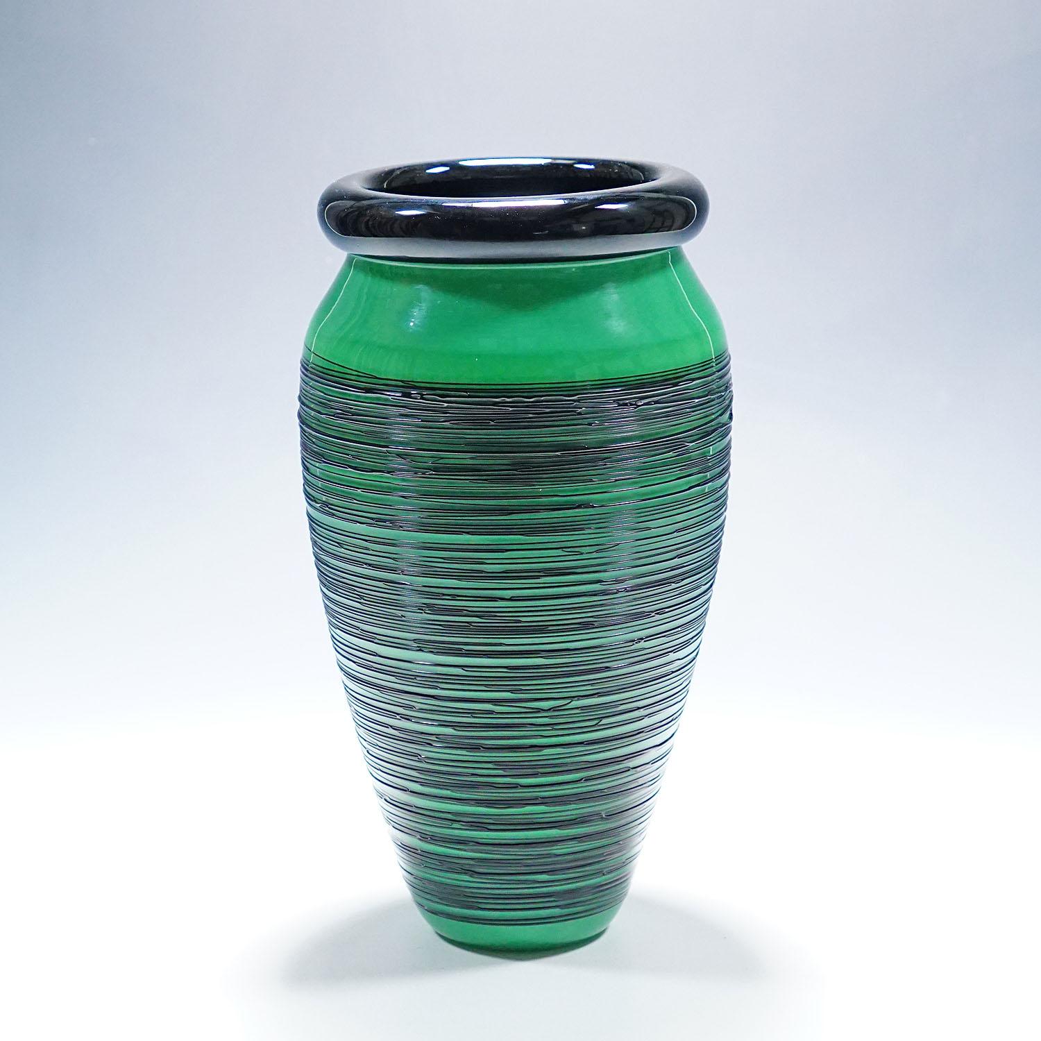 Vaso grande Toots Zynsky 'Folto' per Venini 1988

Un grande vaso della serie 'Folto' in vetro verde con bordo nero e decorazione ondulata di un filo di vetro nero. Disegnata da Toots Zynsky nel 1984 circa, prodotta da Venini, Venezia nel 1988. La