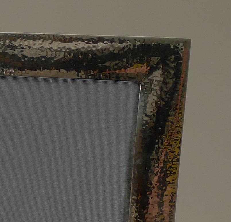 Ein solider, schwerer, erstklassiger Fotorahmen aus Sterlingsilber mit einem massiven Eichenholzrücken. Dieses Art-Déco-Exemplar hat ein gehämmertes/gehobeltes Dekor, das heute noch genauso stilvoll ist wie vor 90 Jahren.

Der Boden des Rahmens