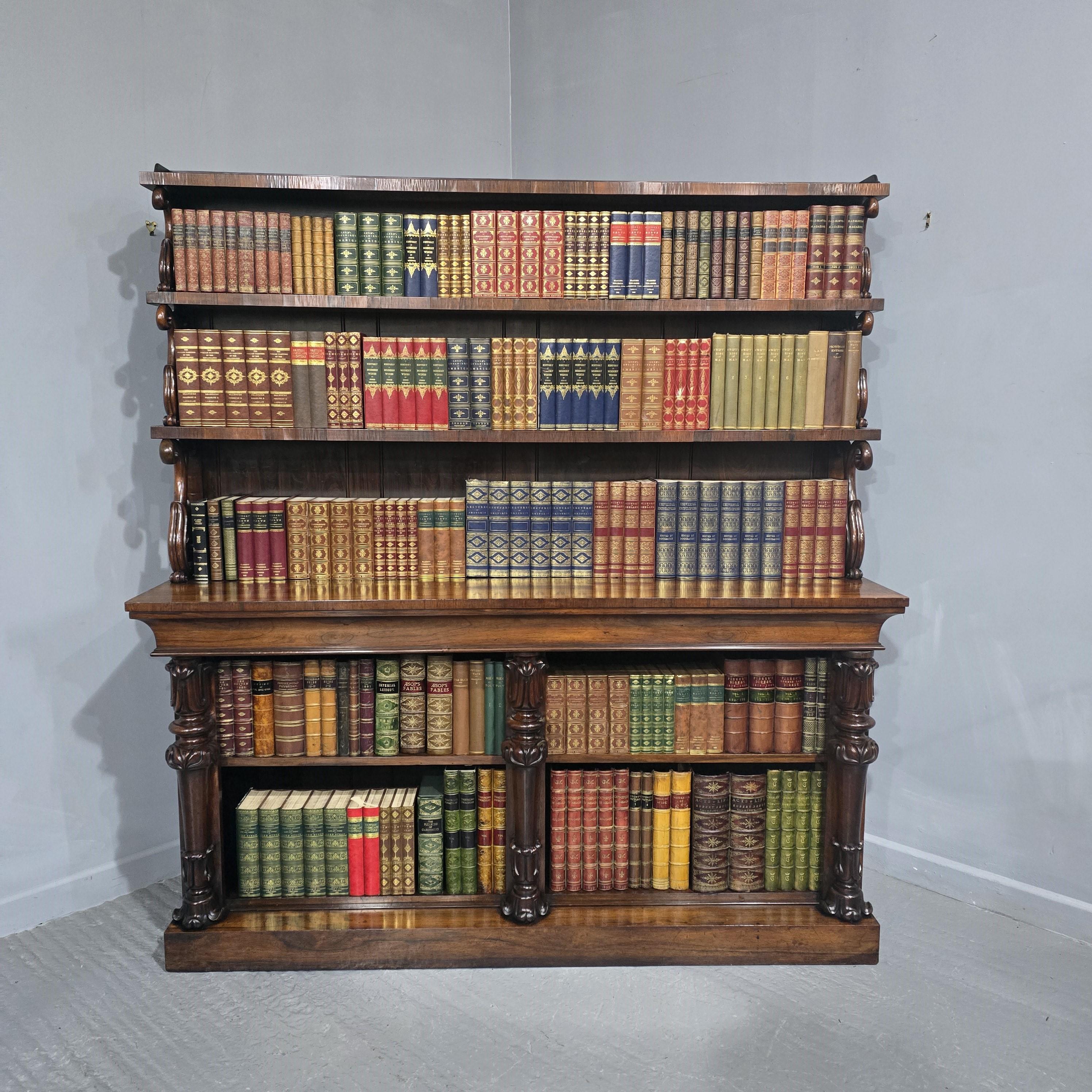 Eine hervorragende Qualität William 4. Palisander offener Wasserfall Bibliothek Bücherregal, drei feste Regale und zwei verstellbare tiefe Regale, scrolled unterstützt auf der Oberseite, teilt sich in drei für die Bewegung, in ausgezeichnetem