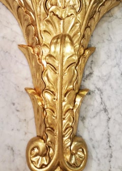 Grande mensola in legno dorato a forma di torchiere con motivo a felce