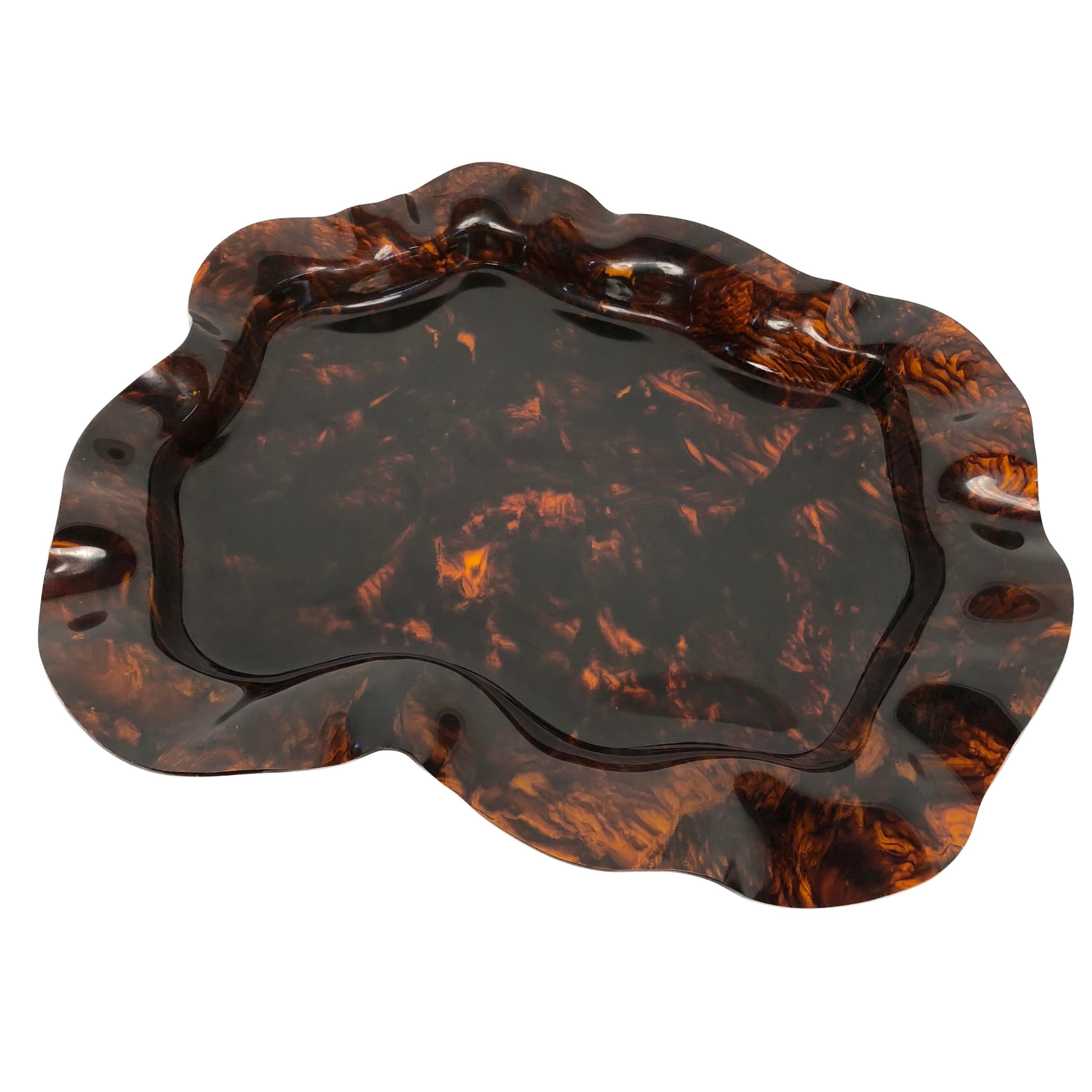 Huge centerpiece made of Lucite in an elegant tortoise model that matches perfectly with his wavy shape.