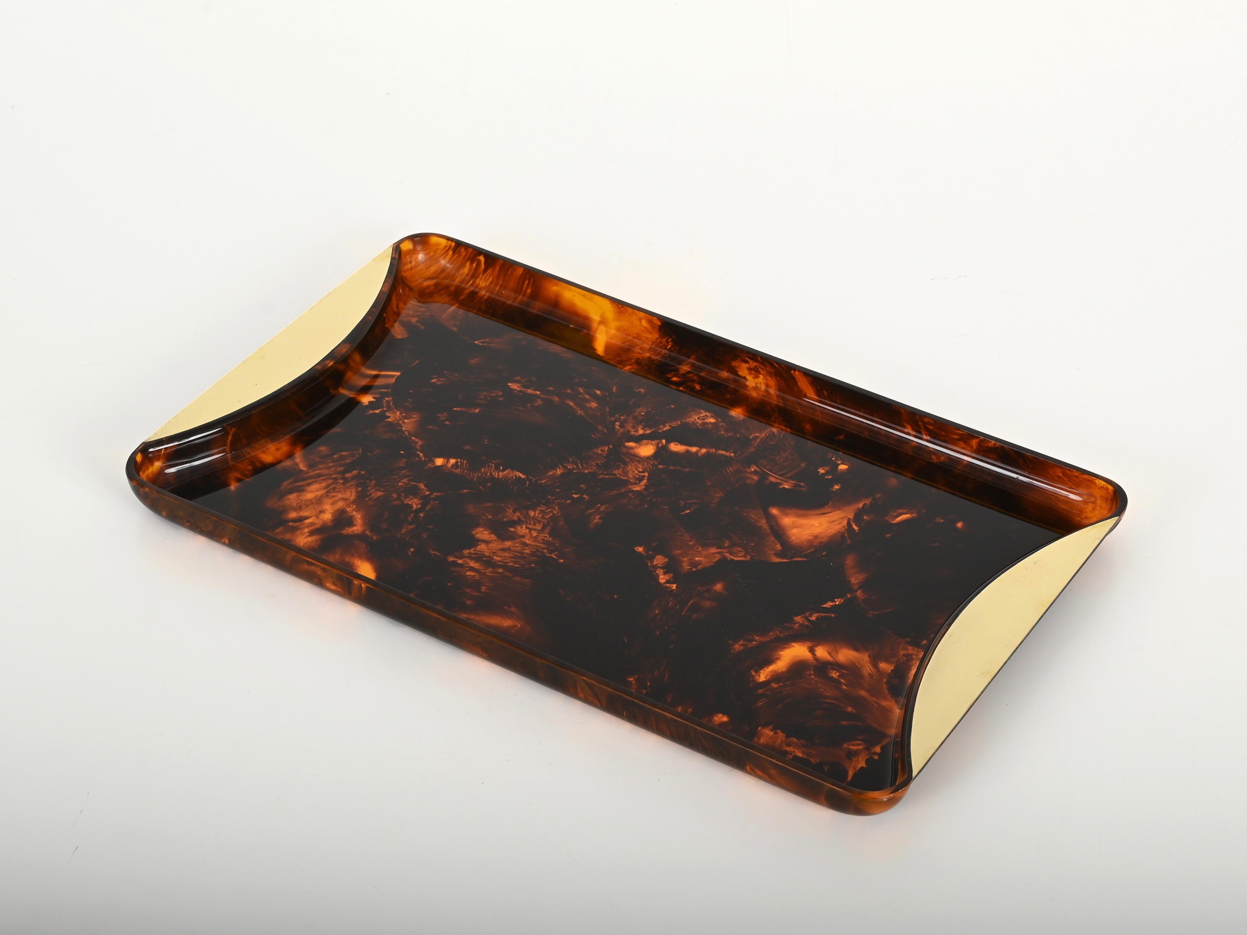 Large Tortoiseshell Effect Lucite and Brass Serving Tray by Guzzini, Italy 1970 In Good Condition For Sale In Roma, IT