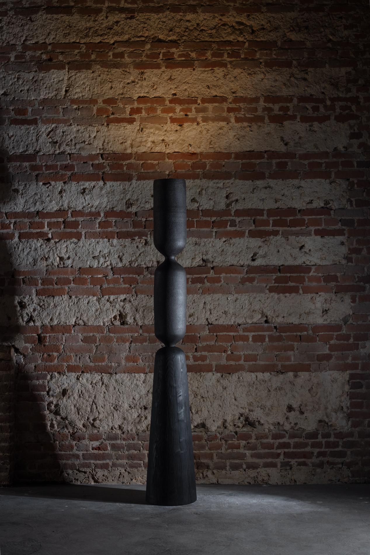 Grande Totem di carbonio di Maxence de Bagneux
Dimensioni: D. A. 36 x H. 220 cm
Materiali: Gres, legno laminato bruciato.

Maxence de Bagneux ha dedicato il suo tempo libero fin dall'infanzia alla sua passione per l'apprendimento e la pratica delle