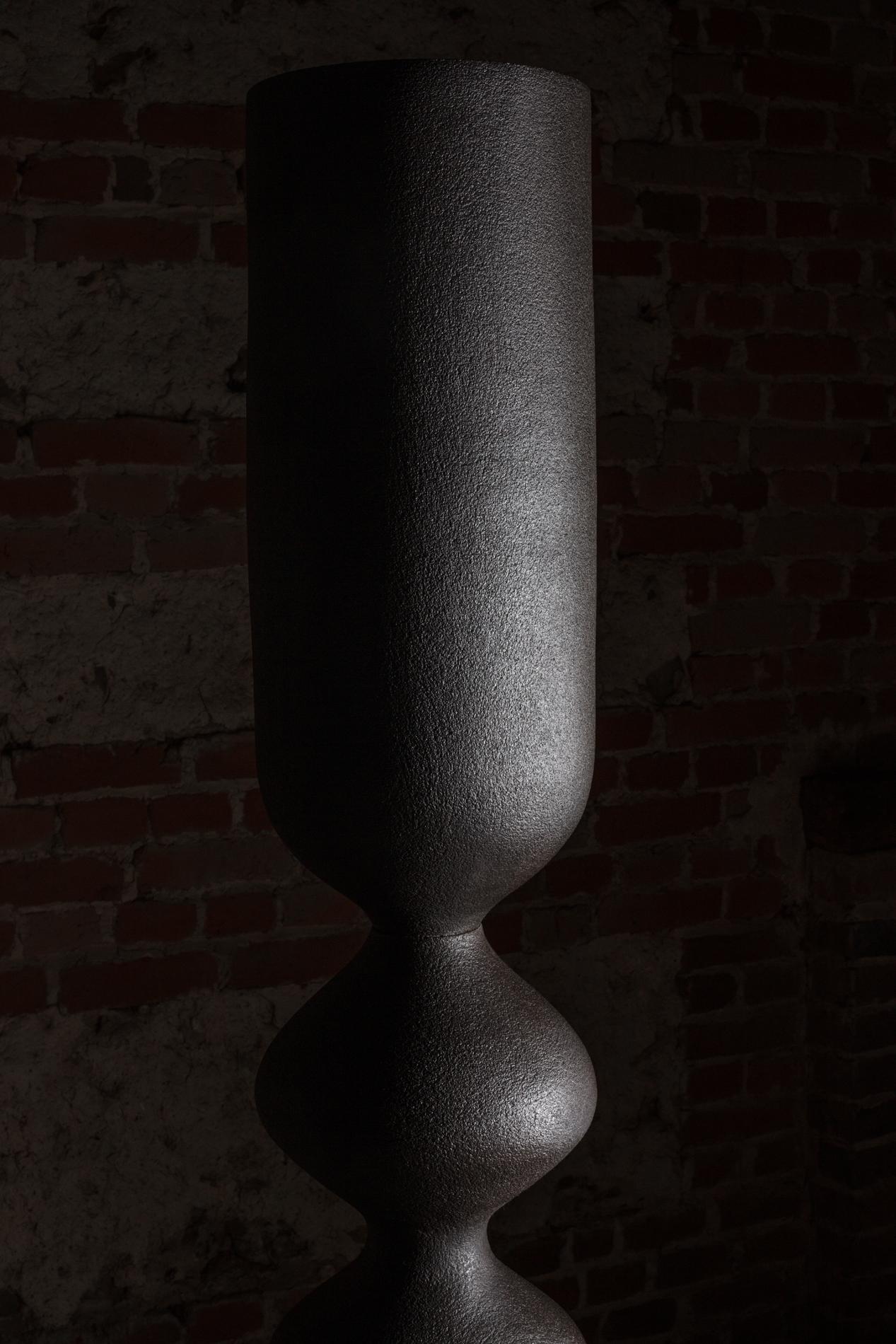 Grès porcellanato Grande Totem di carbonio di Maxence de Bagneux in vendita