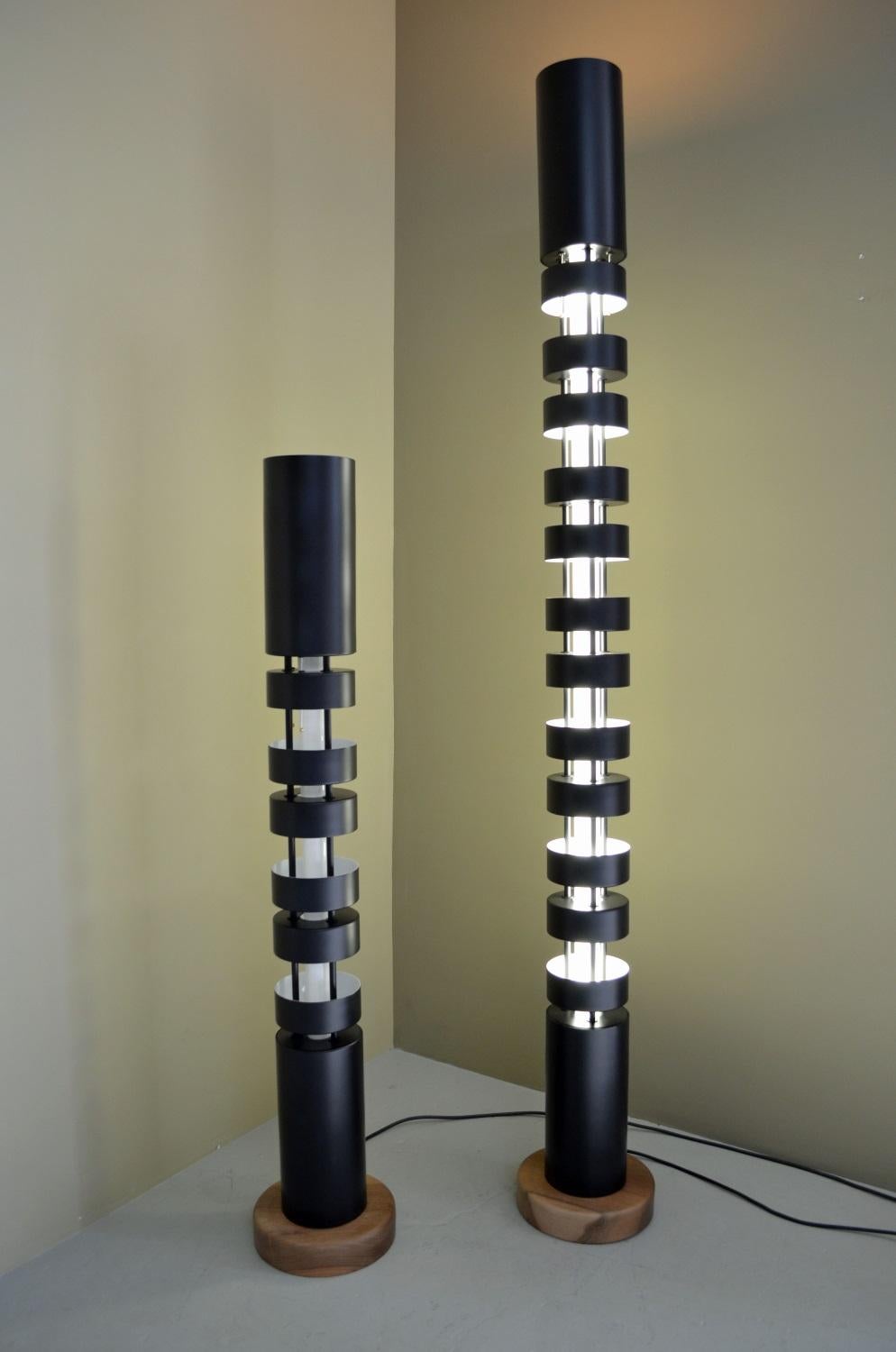 In his post black shapes period, Serge Mouille experimented with color and columns. With the TOTEM, he stacked cylindrical shades around a central lighting element. By alternating the shades up or down, the light’s intensity is not uniform by