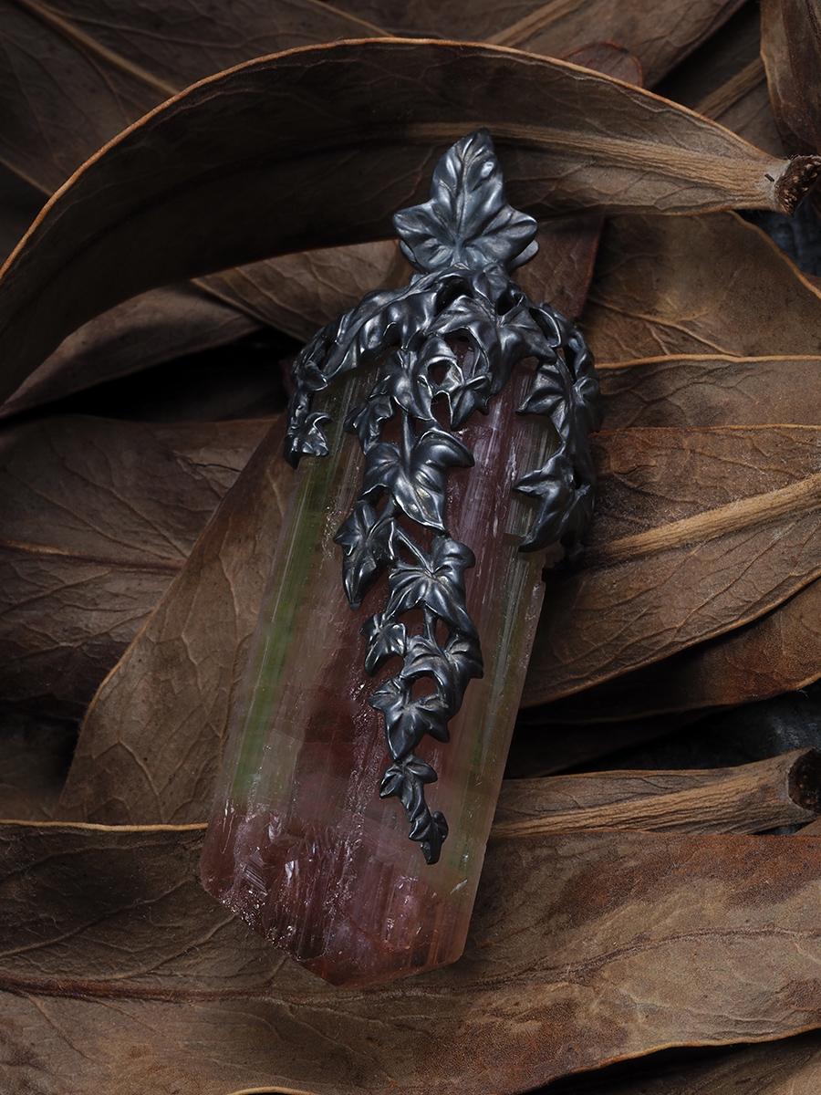 Patinated sterling silver pendant with natural polychrome tourmaline crystal
tourmaline origin - Brazil
crystal measurements - 0.87 х 2.17 in / 22 х 55 mm
pendant weight - 36.88 grams
pendant height - 2.76 in / 70 mm
Made in Paris. 0007003. Ivy