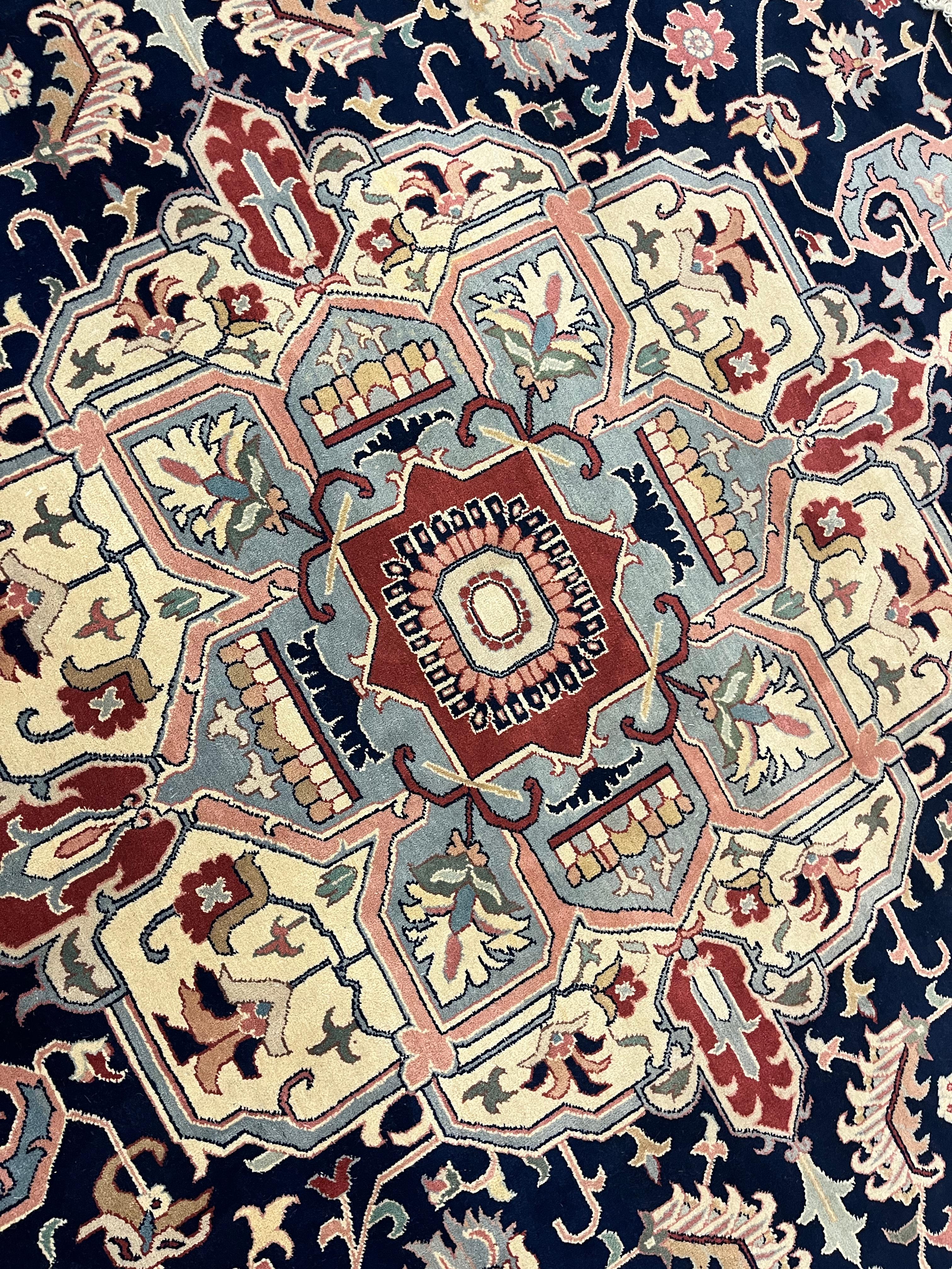 Traditioneller Teppich in Grau-Blau, handgefertigter Teppich aus orientalischer Wolle  im Angebot 3