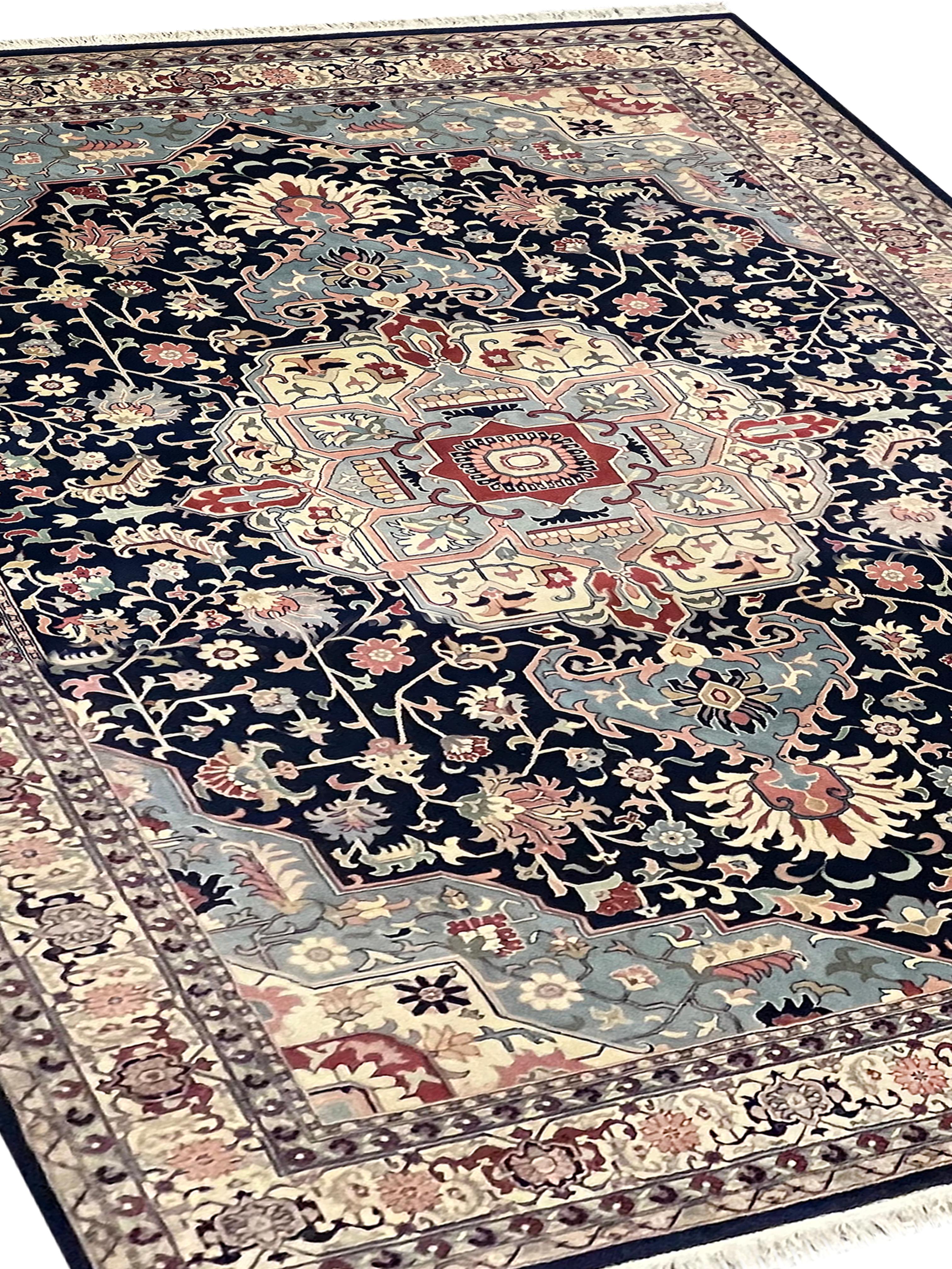 Traditioneller Teppich in Grau-Blau, handgefertigter Teppich aus orientalischer Wolle  (Stammeskunst) im Angebot
