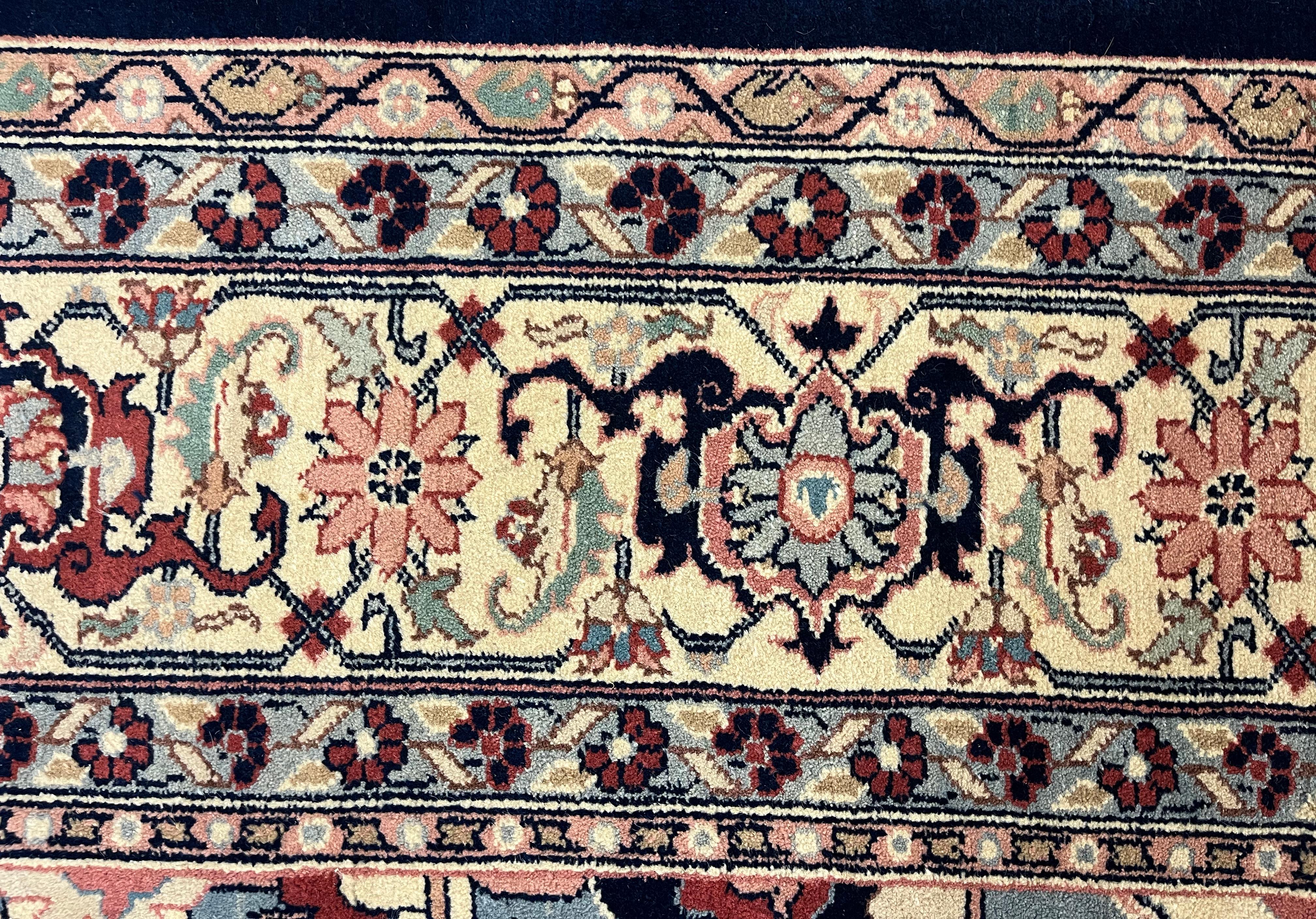 Traditioneller Teppich in Grau-Blau, handgefertigter Teppich aus orientalischer Wolle  (Persisch) im Angebot