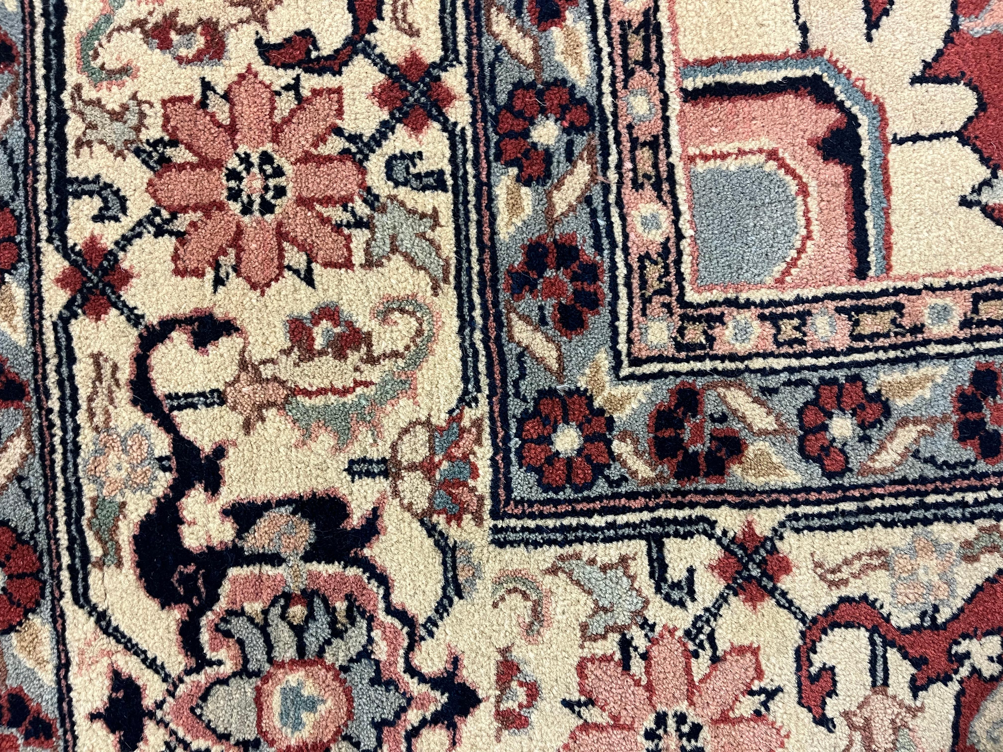 Traditioneller Teppich in Grau-Blau, handgefertigter Teppich aus orientalischer Wolle  (21. Jahrhundert und zeitgenössisch) im Angebot