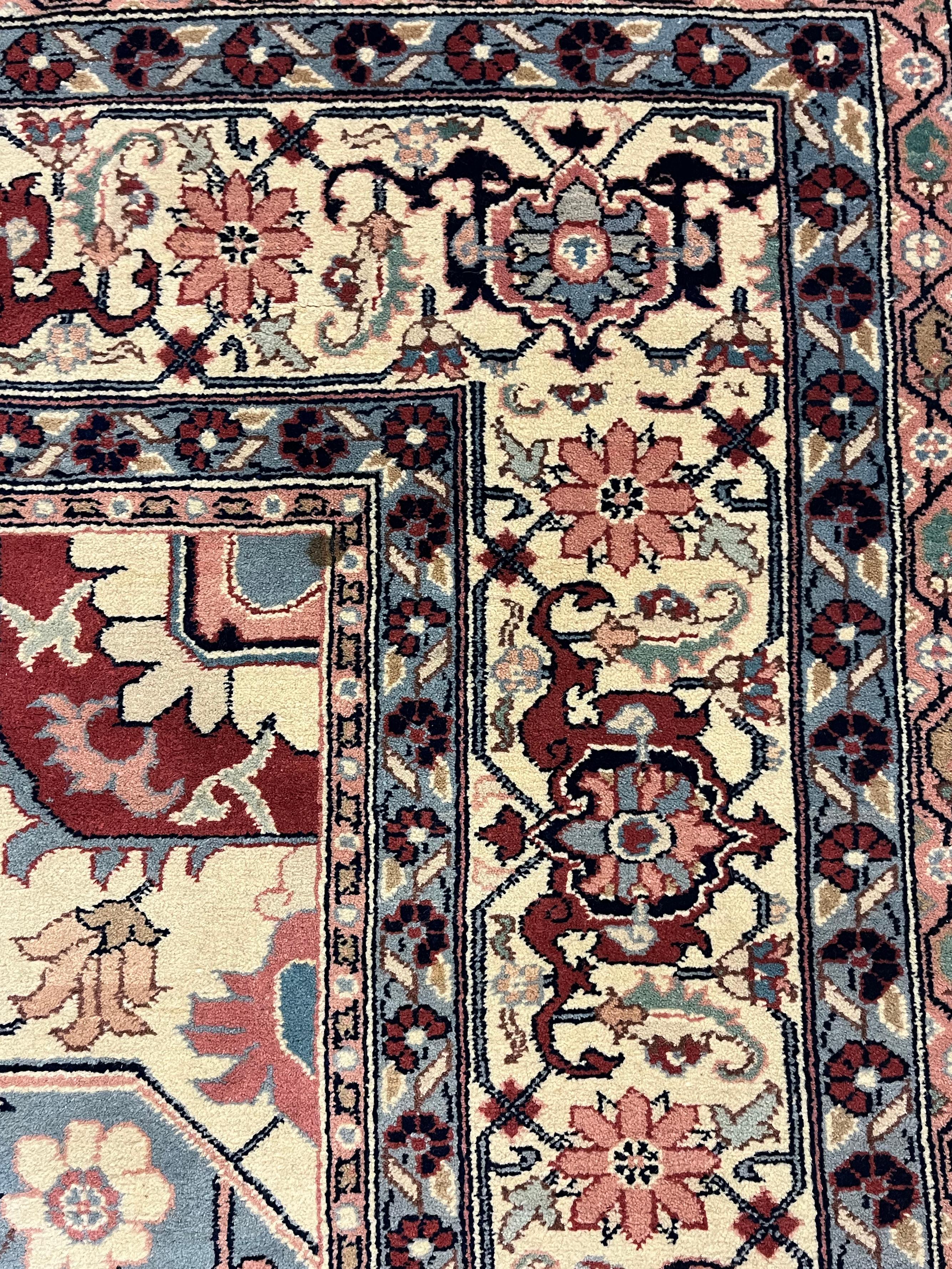 Traditioneller Teppich in Grau-Blau, handgefertigter Teppich aus orientalischer Wolle  im Angebot 1