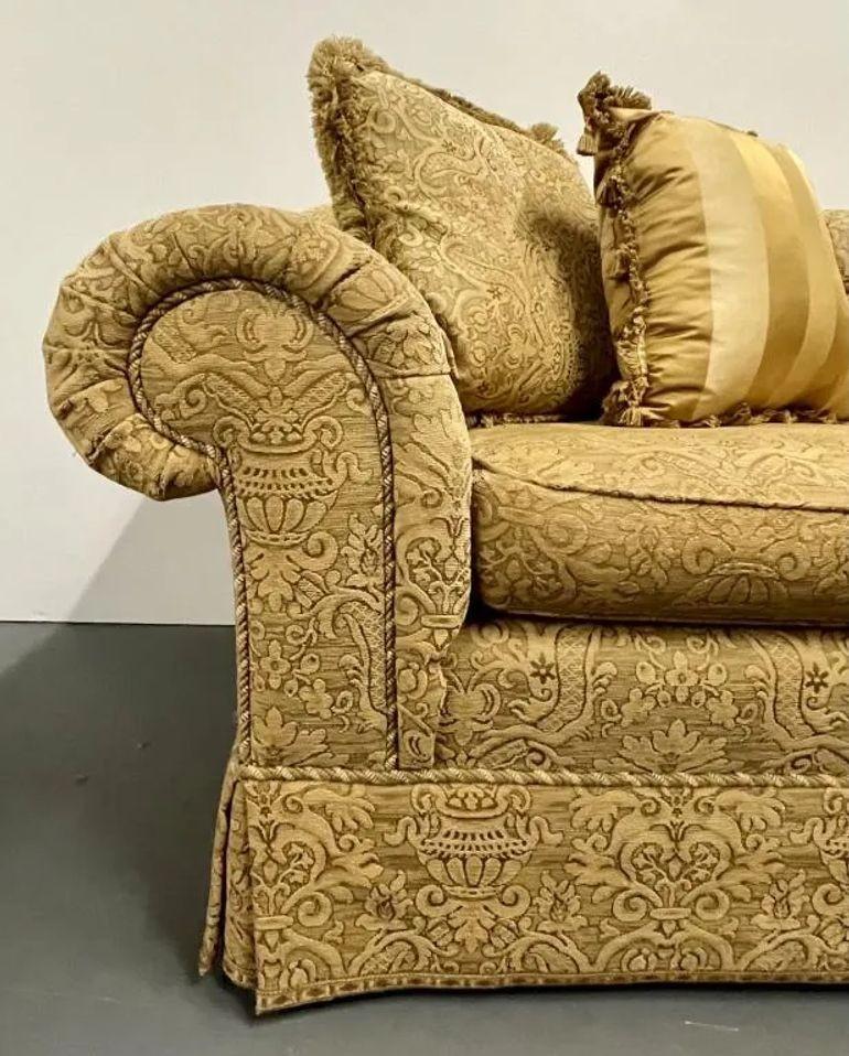 Großes traditionelles, maßgefertigtes Sofa, beige Scalamandre-Polsterung, gerollte Armlehnen, 2000er Jahre (Stoff) im Angebot