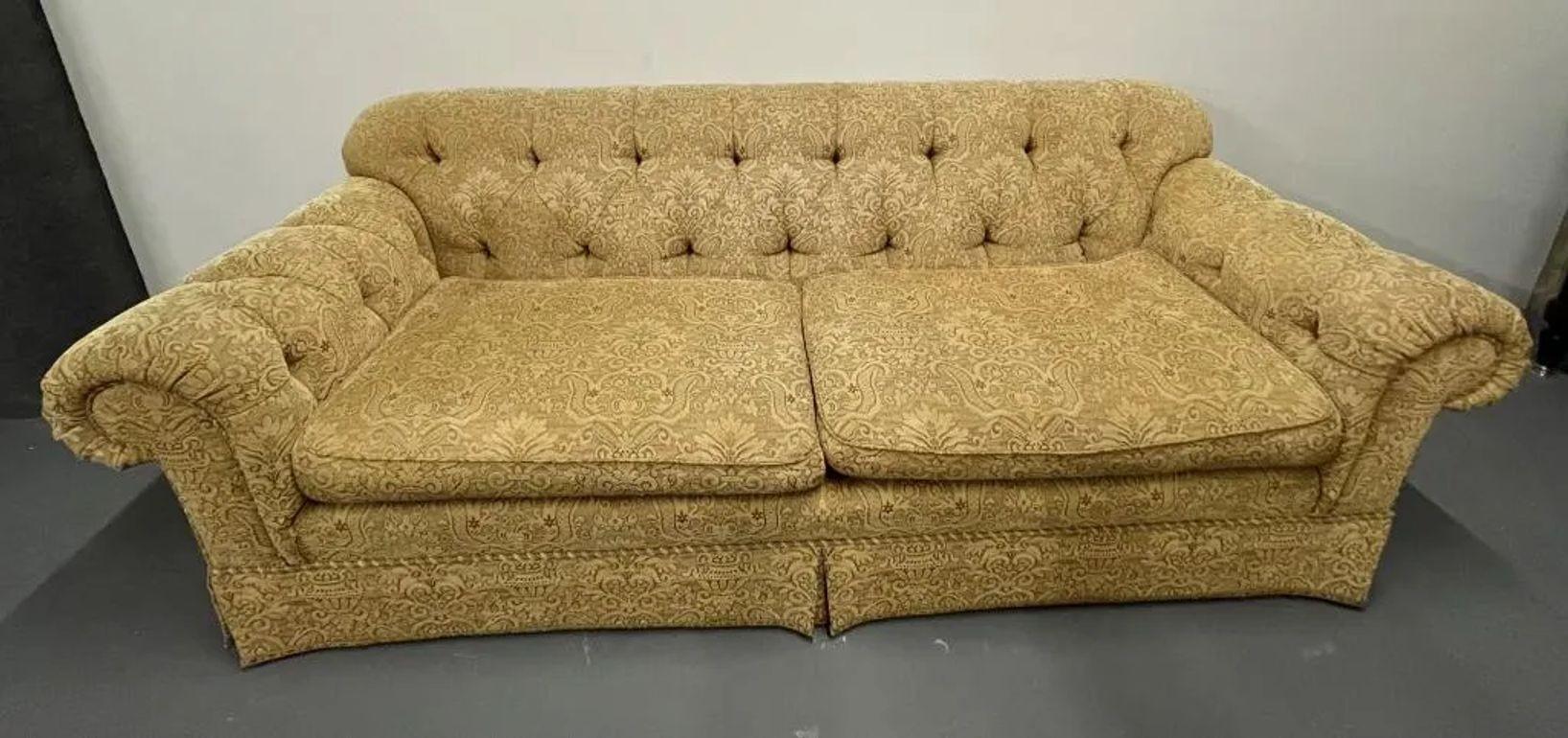 Großes traditionelles, maßgefertigtes Sofa, beige Scalamandre-Polsterung, gerollte Armlehnen, 2000er Jahre im Angebot 1