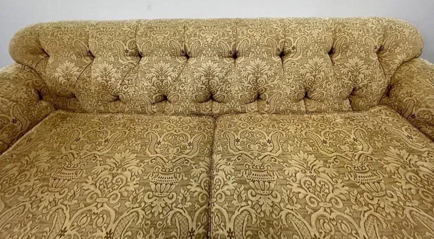 Großes traditionelles, maßgefertigtes Sofa, beige Scalamandre-Polsterung, gerollte Armlehnen, 2000er Jahre im Angebot 2