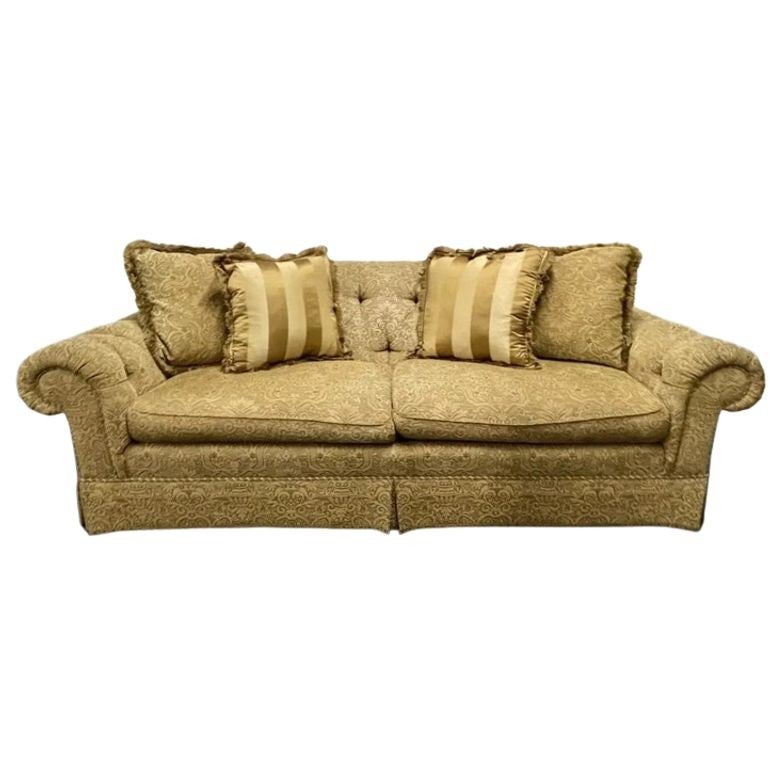 Großes traditionelles, maßgefertigtes Sofa, beige Scalamandre-Polsterung, gerollte Armlehnen, 2000er Jahre im Angebot