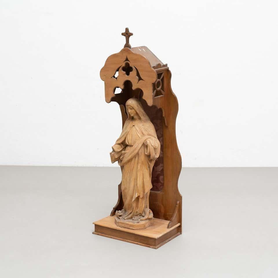 Large Traditional Figure of a Virgin in a Wood Niche, circa 1950 In Good Condition For Sale In Barcelona, ES