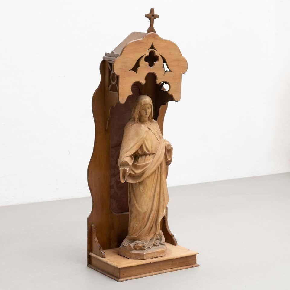 Large Traditional Figure of a Virgin in a Wood Niche, circa 1950 For Sale 3