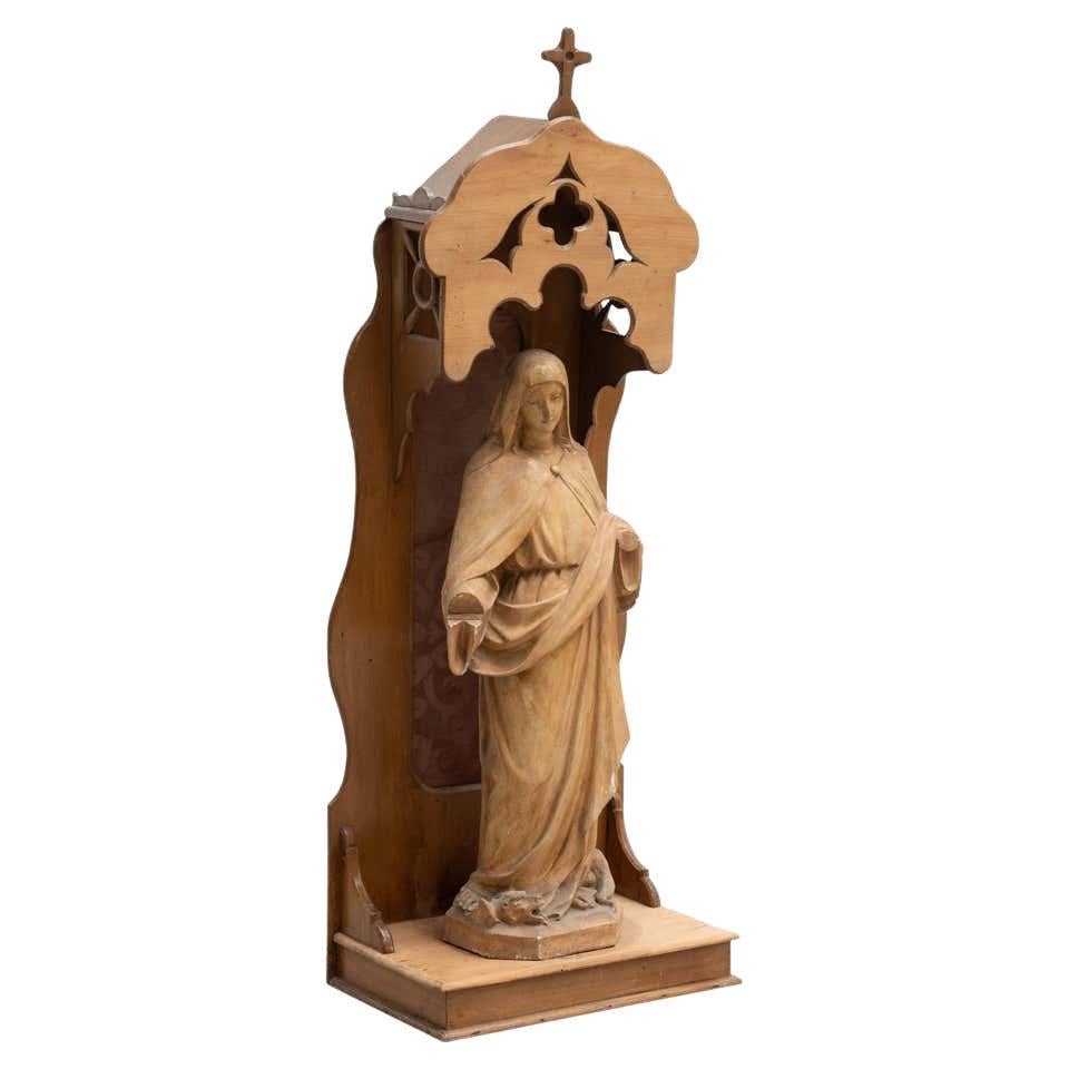 Grande figurine traditionnelle d'une Vierge dans un niche en bois, vers 1950