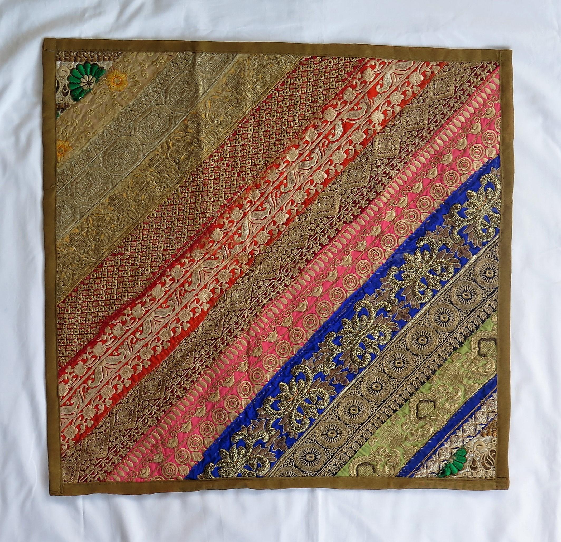 Il s'agit d'un grand coussin ou d'une housse de coussin (ou d'une tenture murale) aux couleurs éblouissantes, entièrement travaillé à la main à partir de bandes de tissu de saris anciens et d'autres revêtements, selon la méthode traditionnelle de