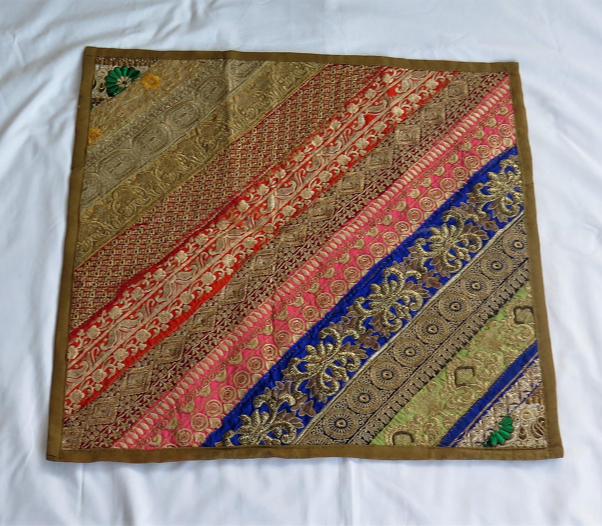 Artisanat Grand coussin ou couvercle d'oreiller vintage indien traditionnel travaillé à la main  en vente