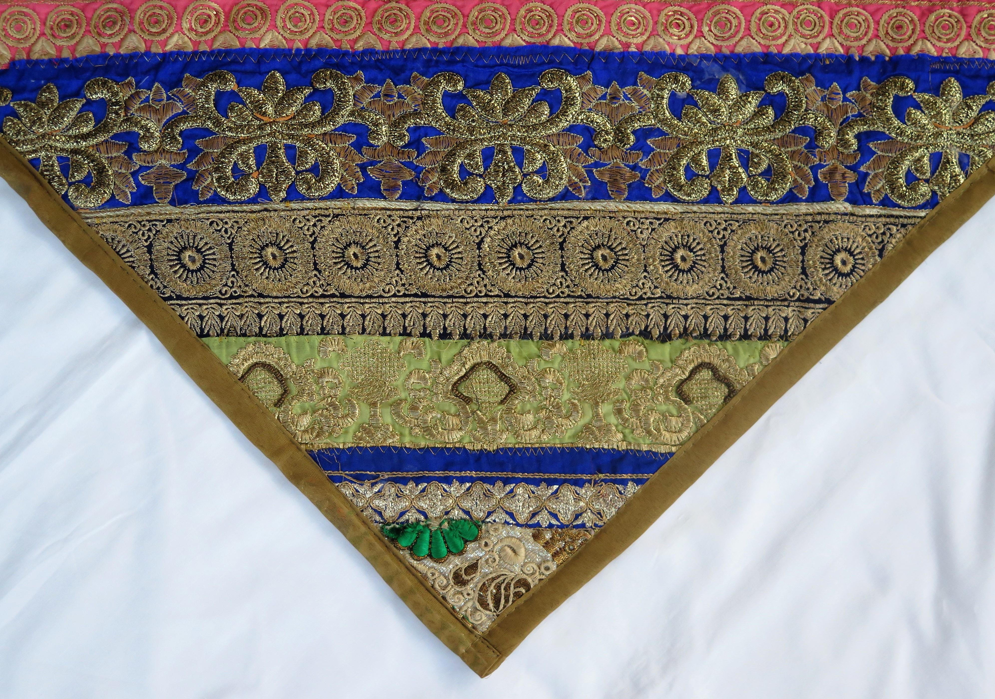 Fait main Grand coussin ou couvercle d'oreiller vintage indien traditionnel travaillé à la main  en vente