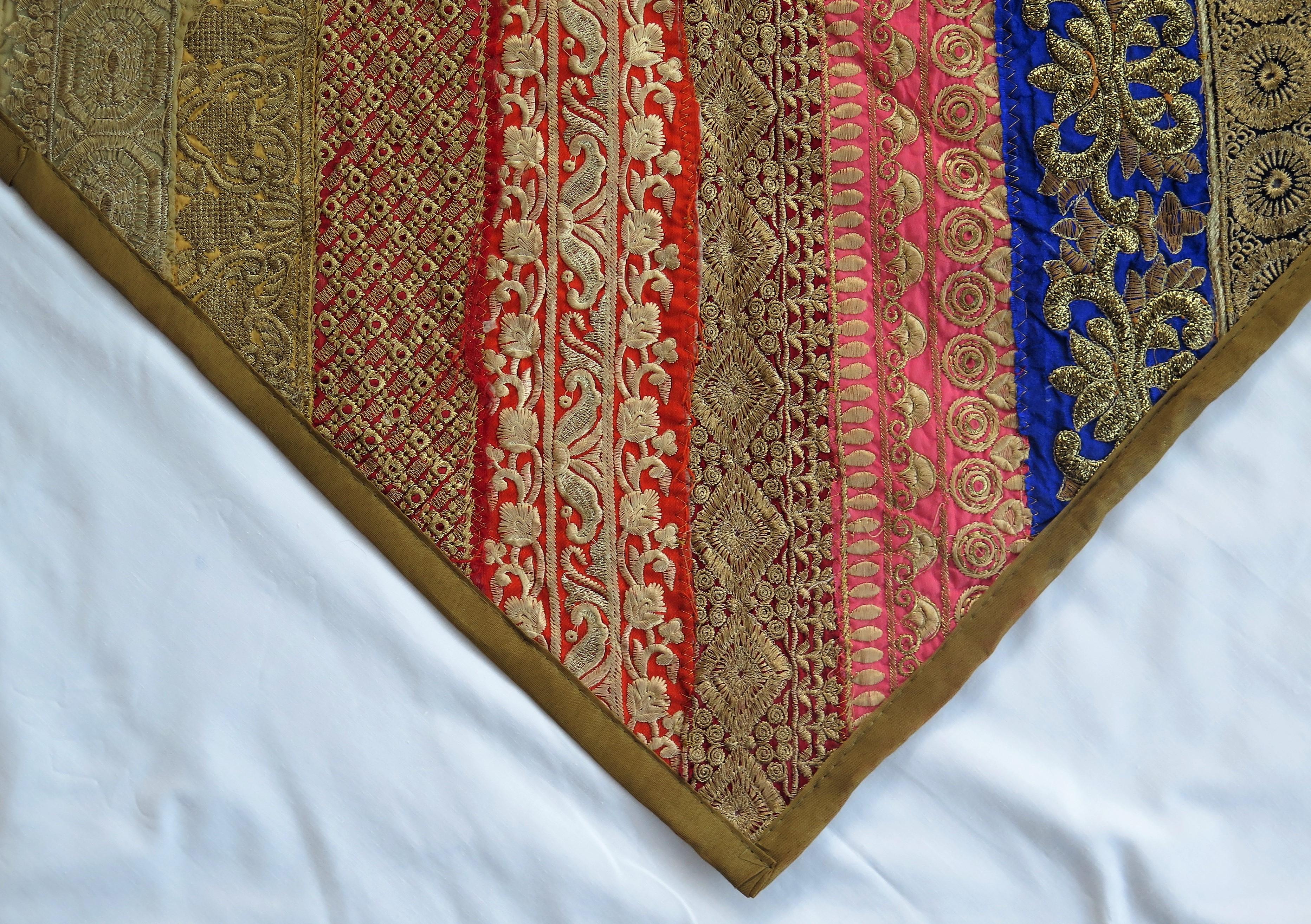 Grand coussin ou couvercle d'oreiller vintage indien traditionnel travaillé à la main  Bon état - En vente à Lincoln, Lincolnshire