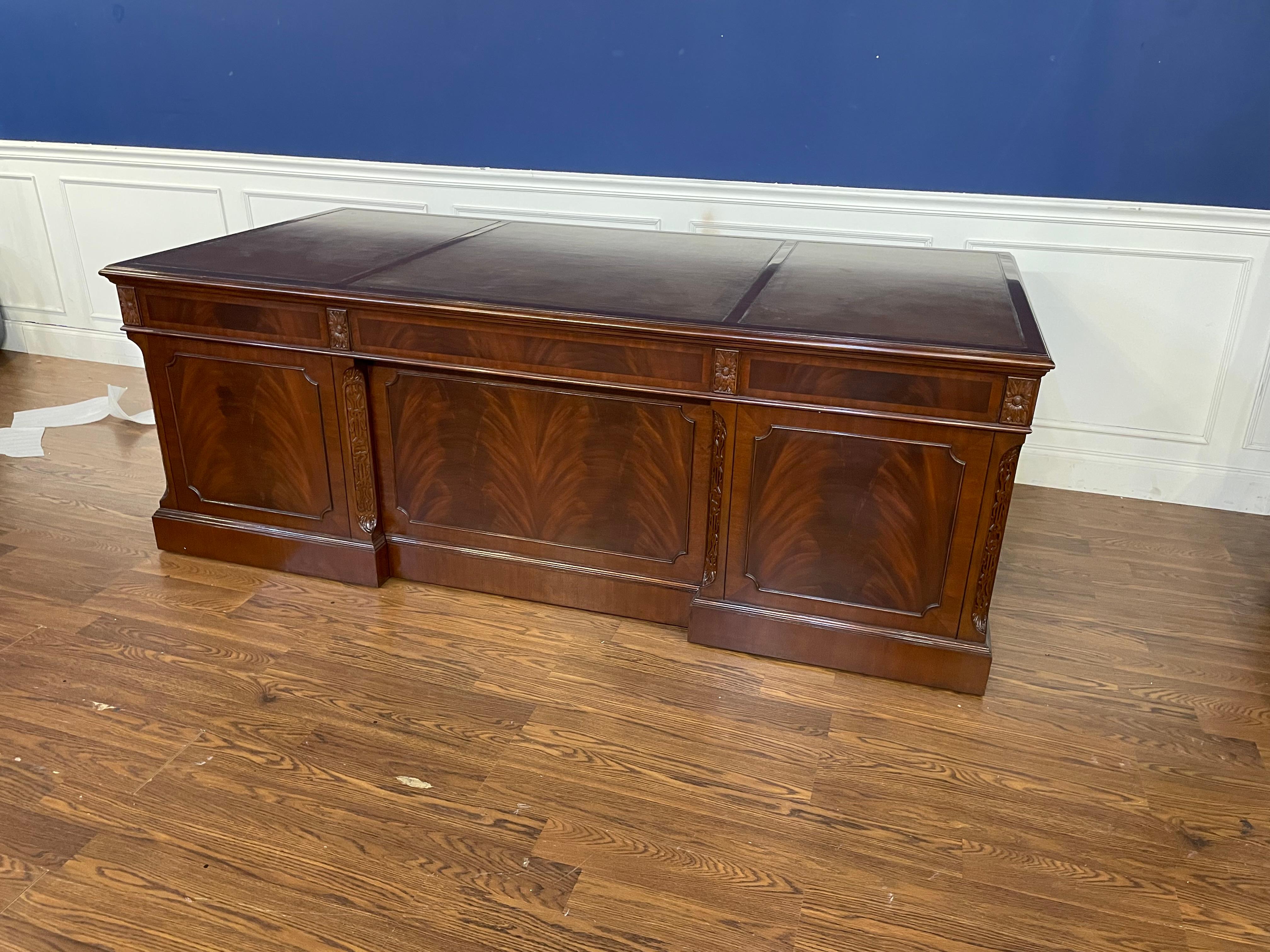 Dies ist ein neuer traditioneller Mahagoni-Schreibtisch. Sein Design wurde von großen Schreibtischen aus der Zeit um 1800 inspiriert. Es ist die größere Version unseres Klassikers LH-3072. Es ist ideal für den Seniorpartner oder CEO. Das Oberteil