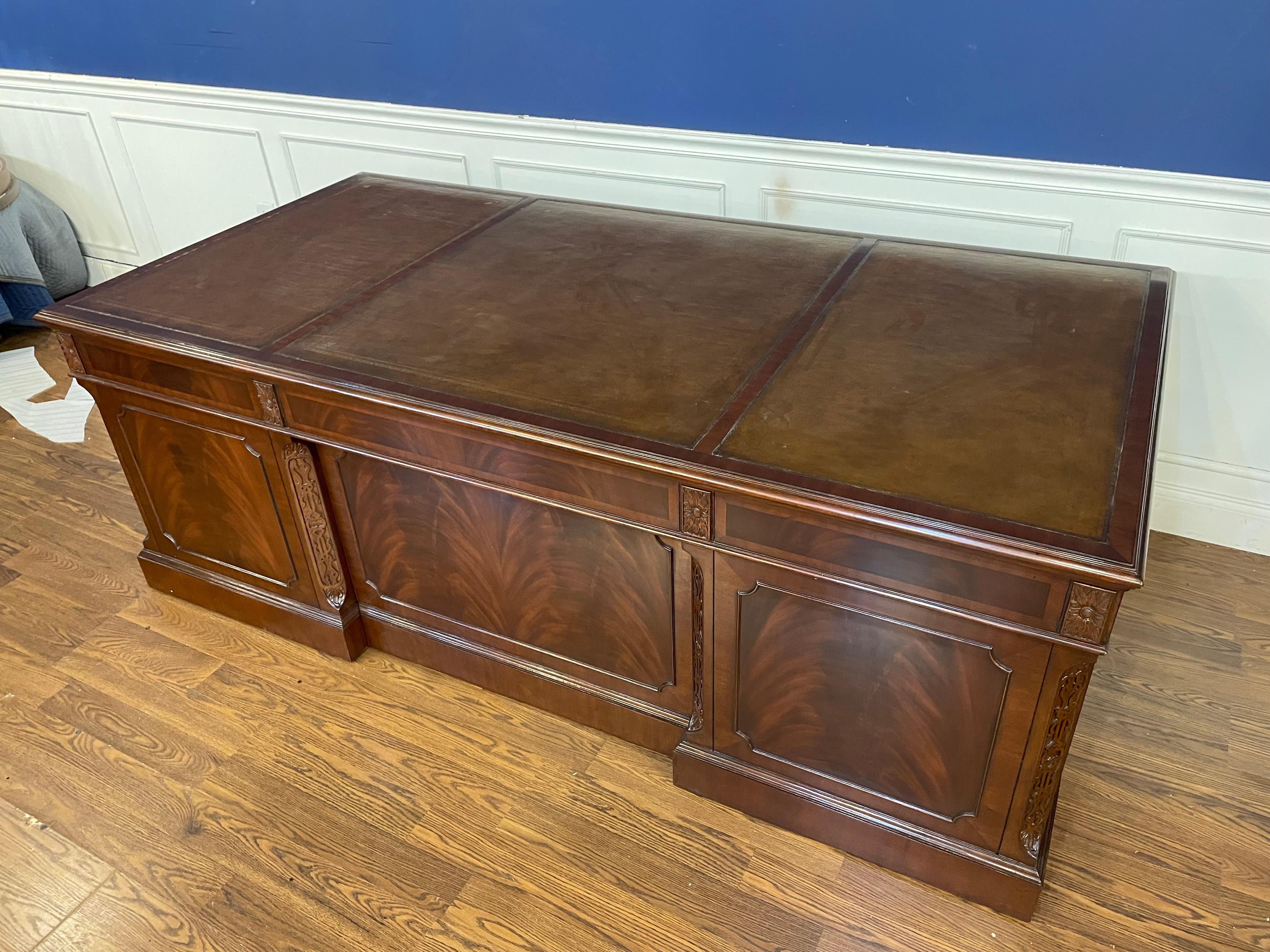 Großer traditioneller 84-Zoll- Chefschreibtisch aus Mahagoni von Leighton Hall (Regency) im Angebot