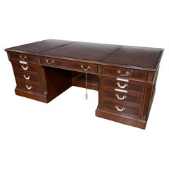 Grand bureau traditionnel en acajou de 84 pouces par Leighton Hall
