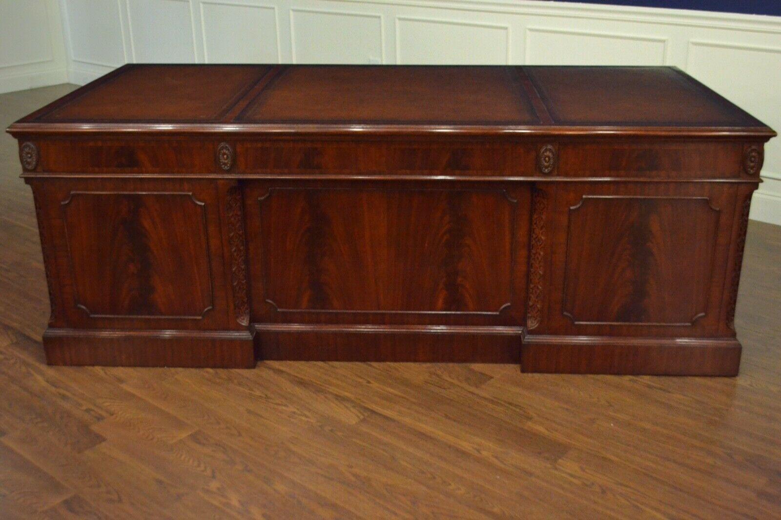Dies ist ein neuer traditioneller Mahagoni-Schreibtisch. Sein Design wurde von großen Schreibtischen aus der Zeit um 1800 inspiriert. Es ist die größere Version unseres Klassikers LH-3072. Es ist ideal für den Seniorpartner oder CEO. Das Oberteil