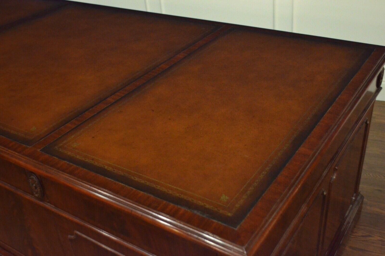 Großer traditioneller 84-Zoll- Chefschreibtisch aus Mahagoni von Leighton Hall (21. Jahrhundert und zeitgenössisch)